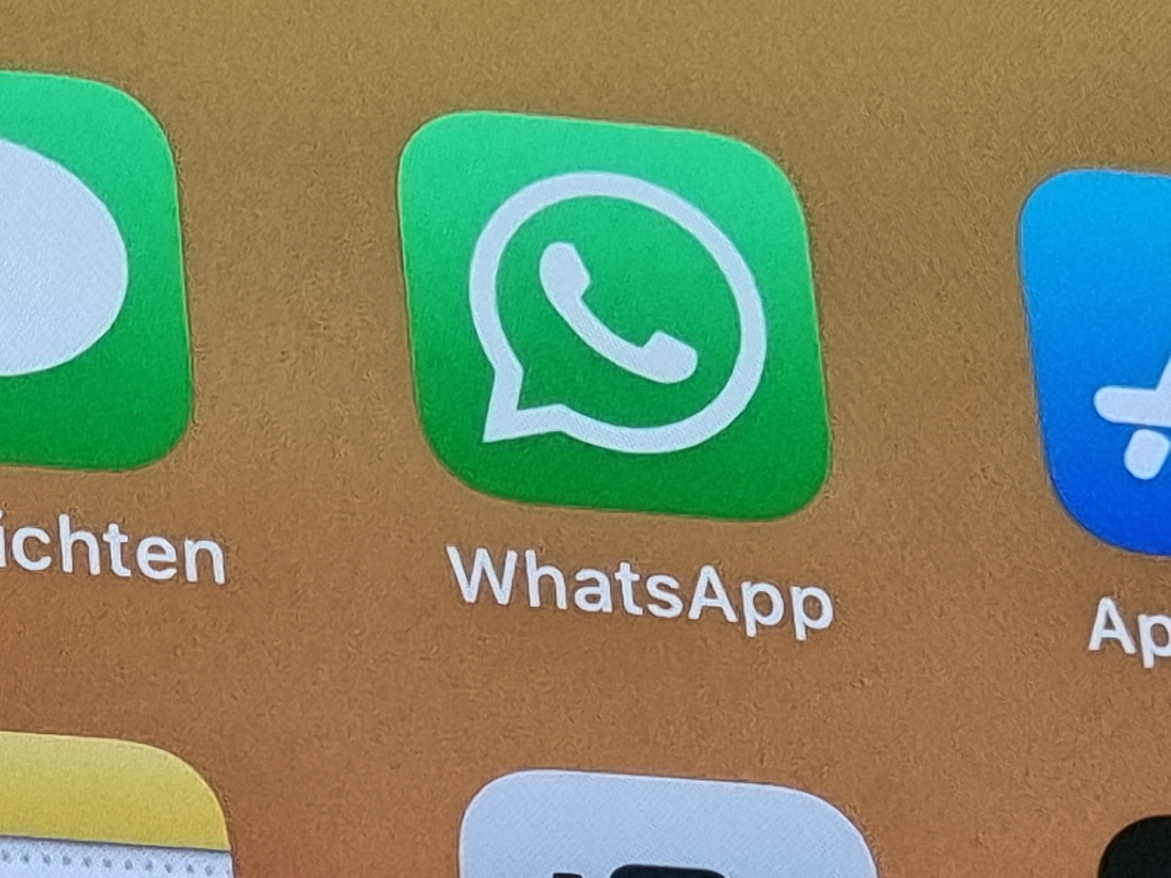20 de mayo de 2021, Berlín: La aplicación de WhatsApp en un iPhone 12. Las nuevas regulaciones de privacidad del servicio de chat han estado provocando acaloradas discusiones desde principios de 2021. Los usuarios que no estén de acuerdo con la actualización inicialmente podrán acceder a WhatsApp sin restricciones. Sin embargo, después de algunas semanas con advertencias, la pérdida gradual de funciones importantes seguirá con el Messenger. Foto: Christoph Dernbach / dpa (Foto de Christoph Dernbach / picture alliance a través de Getty Images)