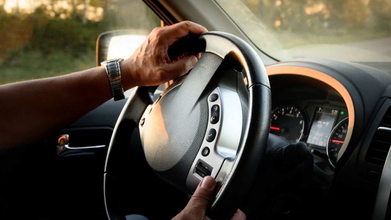 La técnica adecuada de giro del volante al tomar una curva es esencial para su seguridad en la carretera.