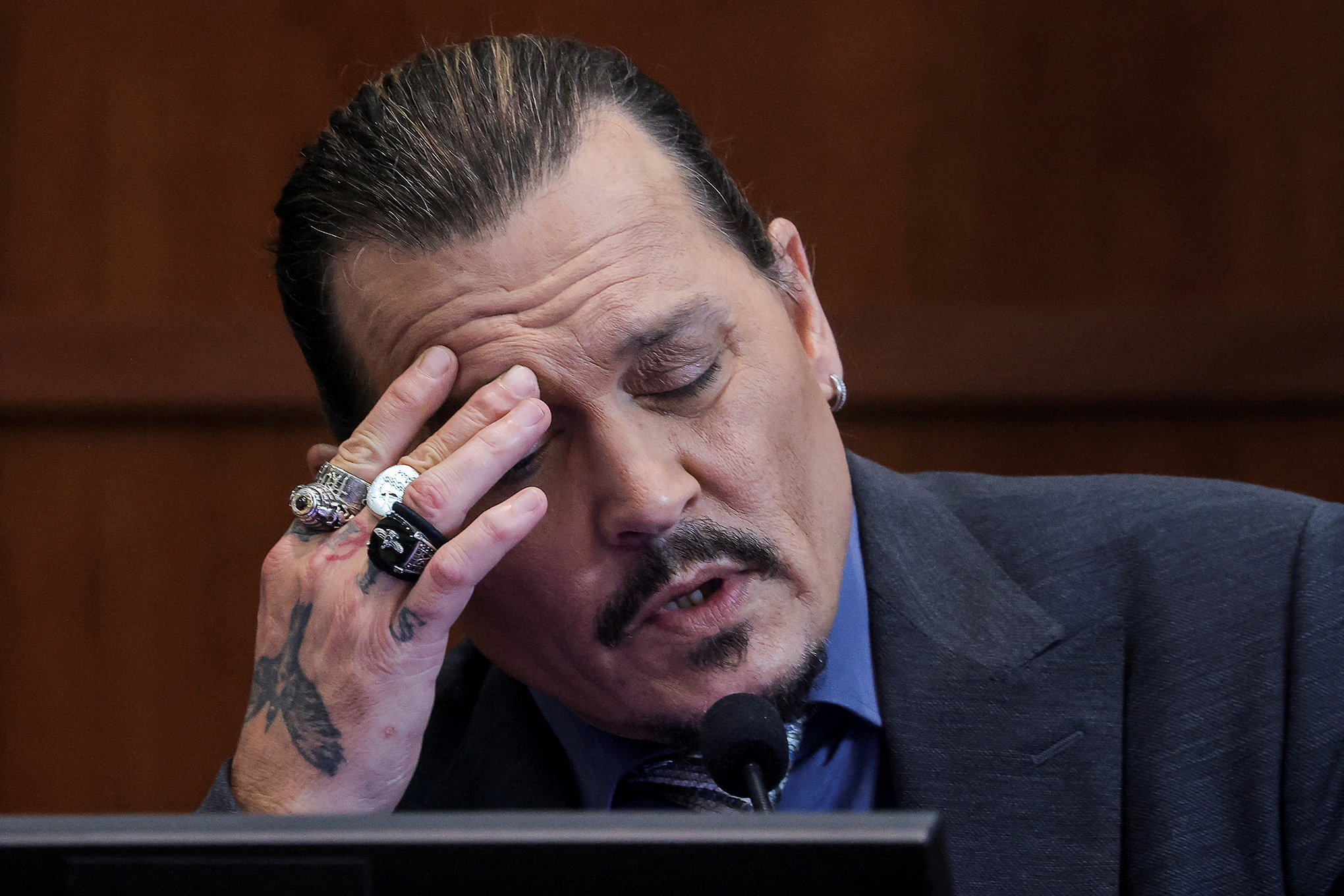 El actor Johnny Depp reacciona mientras testifica en la sala del tribunal durante su juicio por difamación contra su exesposa Amber Heard, en el juzgado de circuito del condado de Fairfax en Fairfax, Virginia, EE. UU., 25 de mayo de 2022. Foto REUTERS/Evelyn Hockstein/Pool