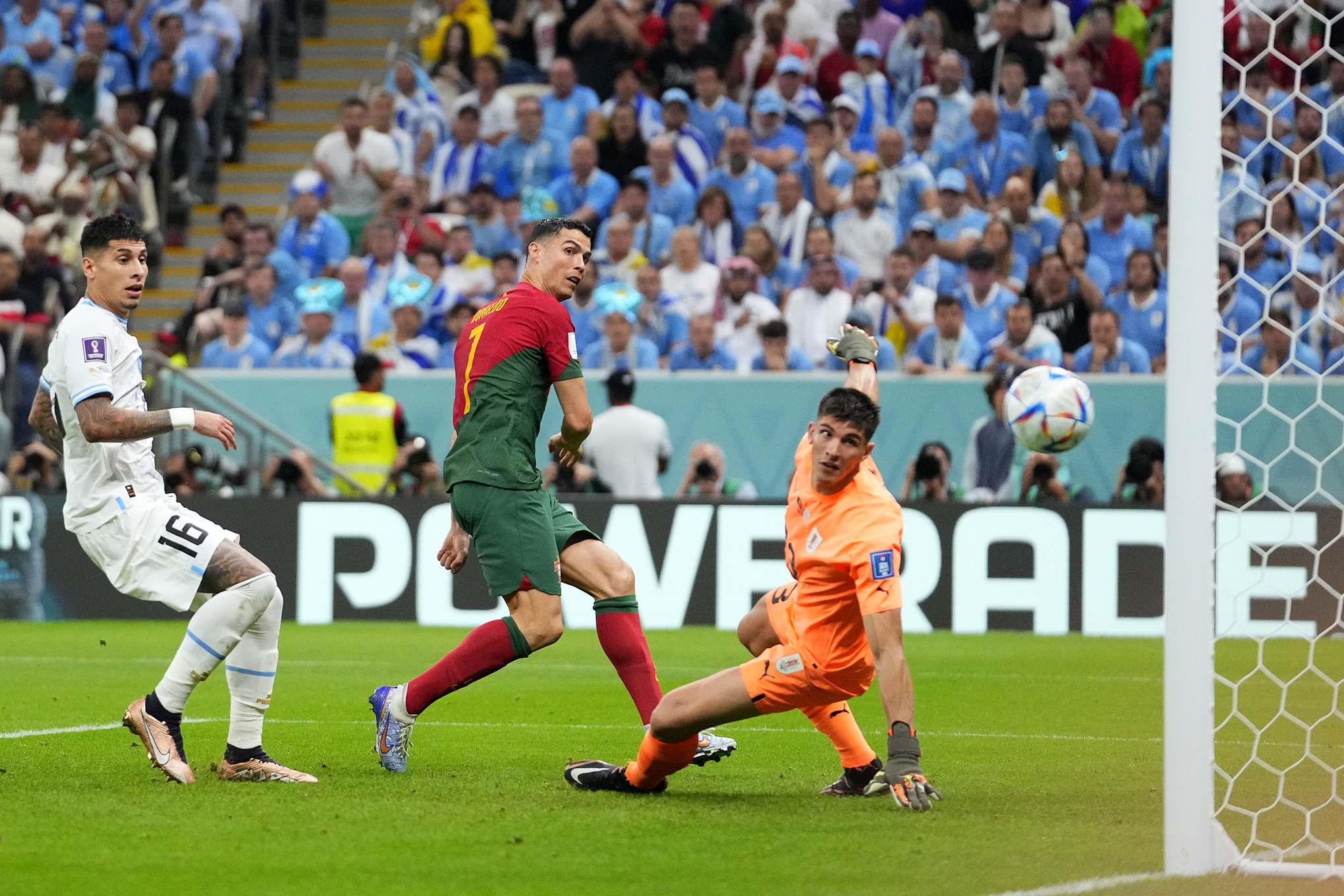 Cristiano Ronaldo de Portugal, centro, anota el primer gol durante el partido de fútbol del grupo H de la Copa Mundial entre Portugal y Uruguay, en el Estadio Lusail en Lusail, Qatar, el lunes 28 de noviembre de 2022. 