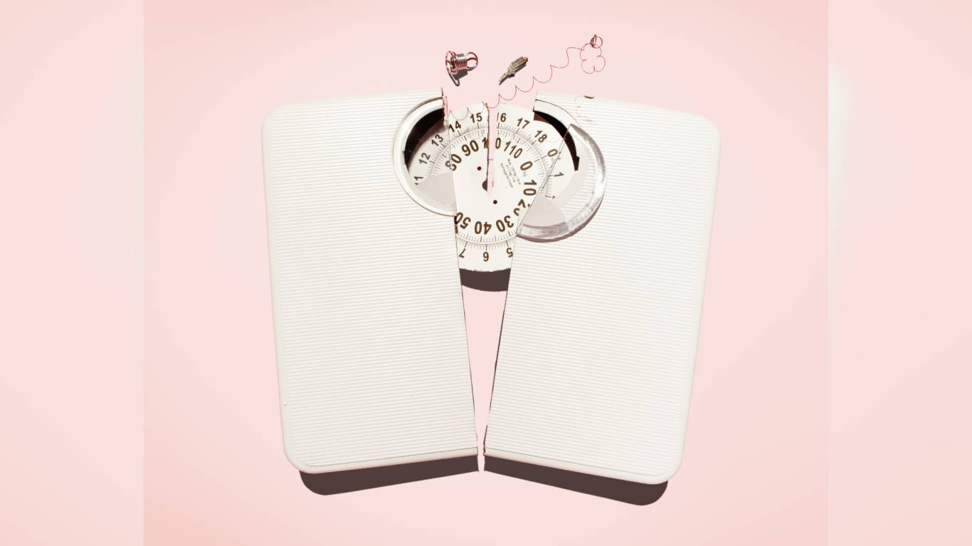 Especialistas indican que bajar el consumo de calorías ayuda a perder esos kilos de más. Foto: Getty Images.