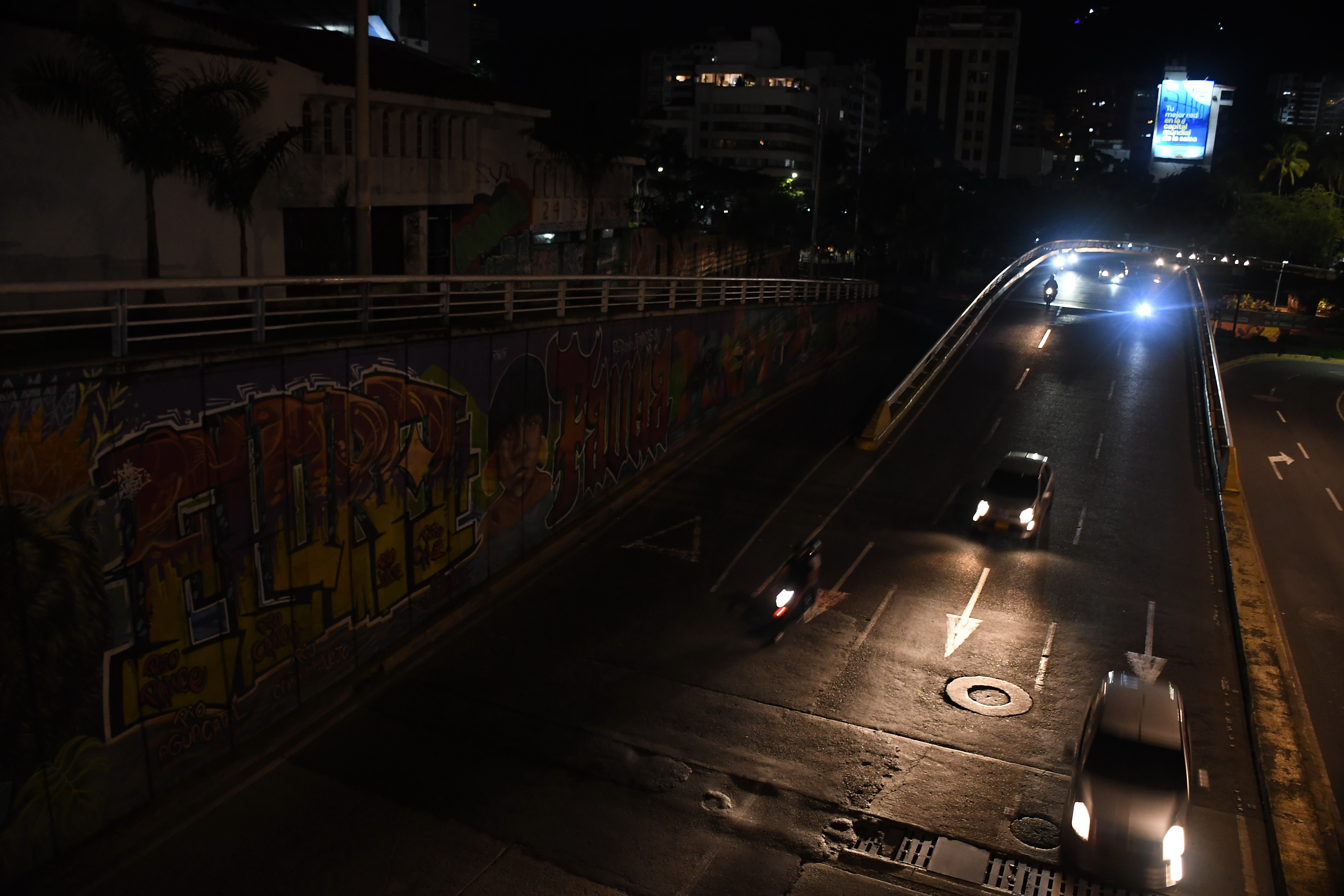 Cali: Informe de domingo Cali a oscuras, las principales vias del norte y centro de la ciudad se encuentra completamente a oscura, el alumbrado público no funciona. foto José L Guzmán El País,