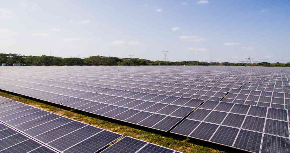 La inversión en energía solar adelanta por primera vez al petróleo