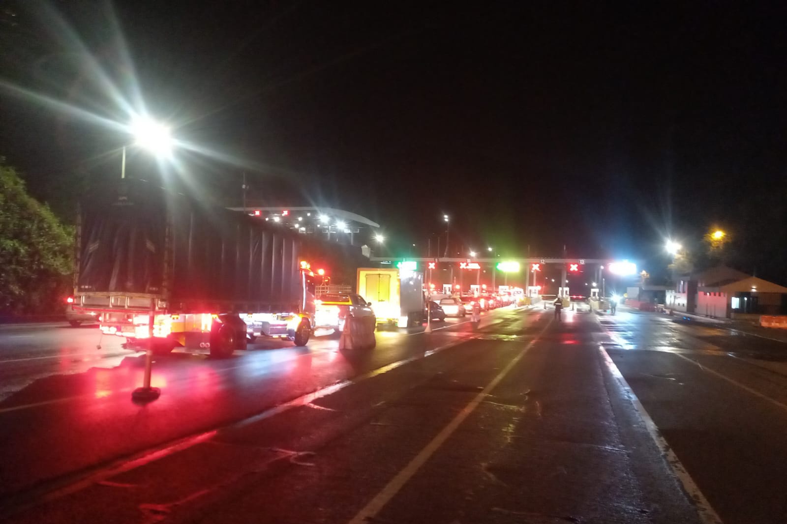 La vía al llano permaneció cerca de cuatro horas cerrada debido a un nuevo atentado.