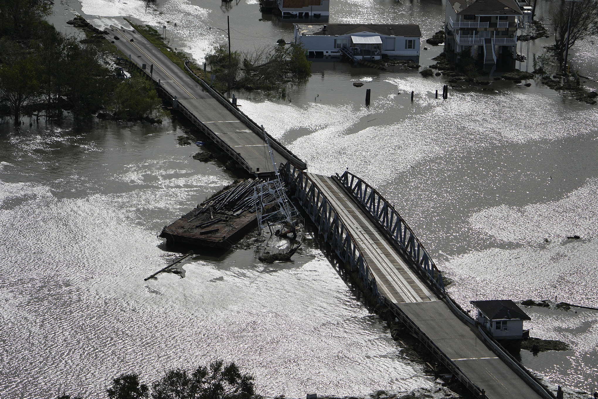 Una barcaza daña un puente que divide a Lafitte, LA., Y Jean Lafitte, después de Hurricane Ida, lunes 30 de agosto, 2021, en Los Ángeles Foto AP Photo / David J. Phillip