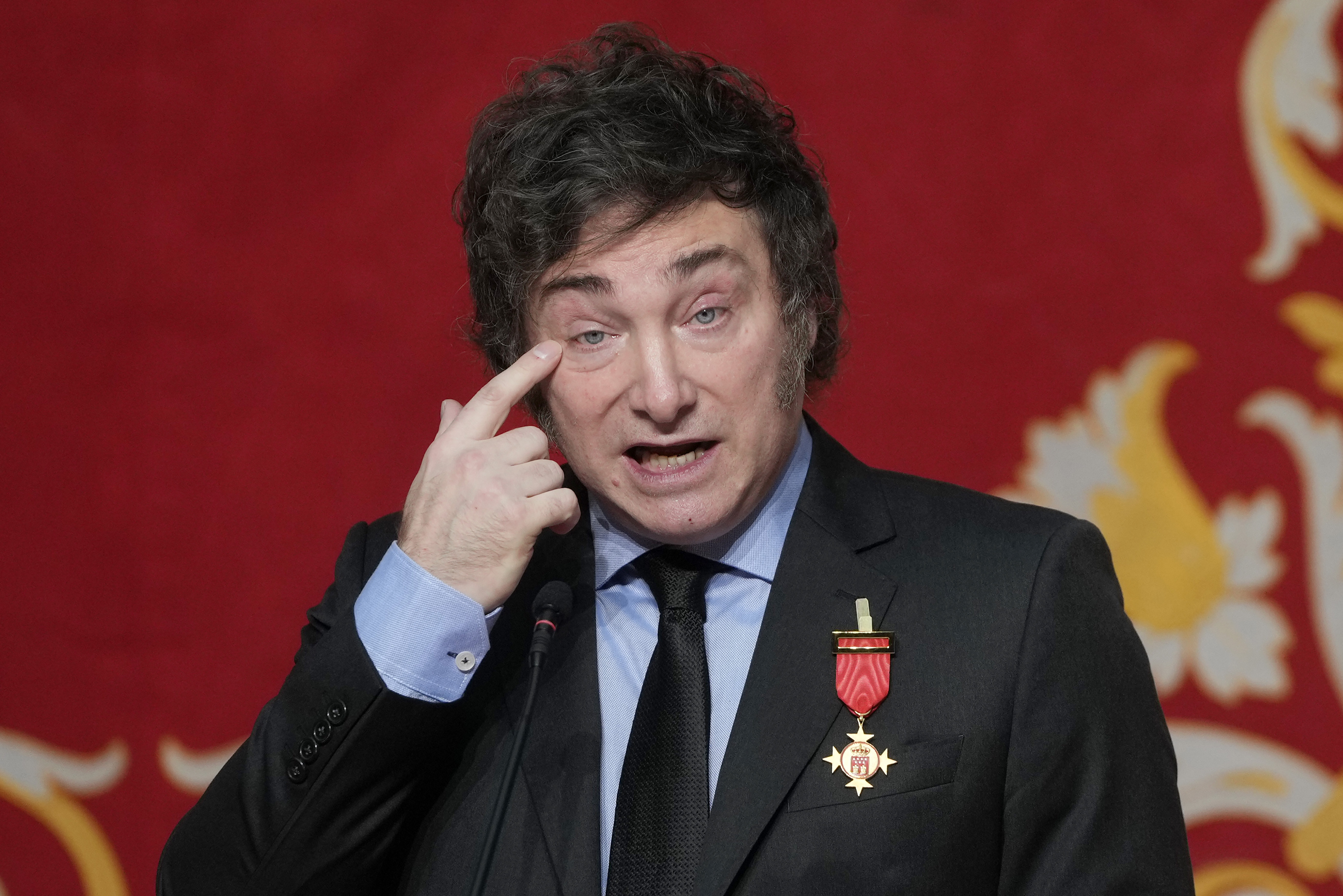 El presidente argentino Javier Milei habla durante una reunión con la presidenta regional de Madrid, Isabel Díaz Ayuso, en Madrid, España, el viernes 21 de junio de 2024.