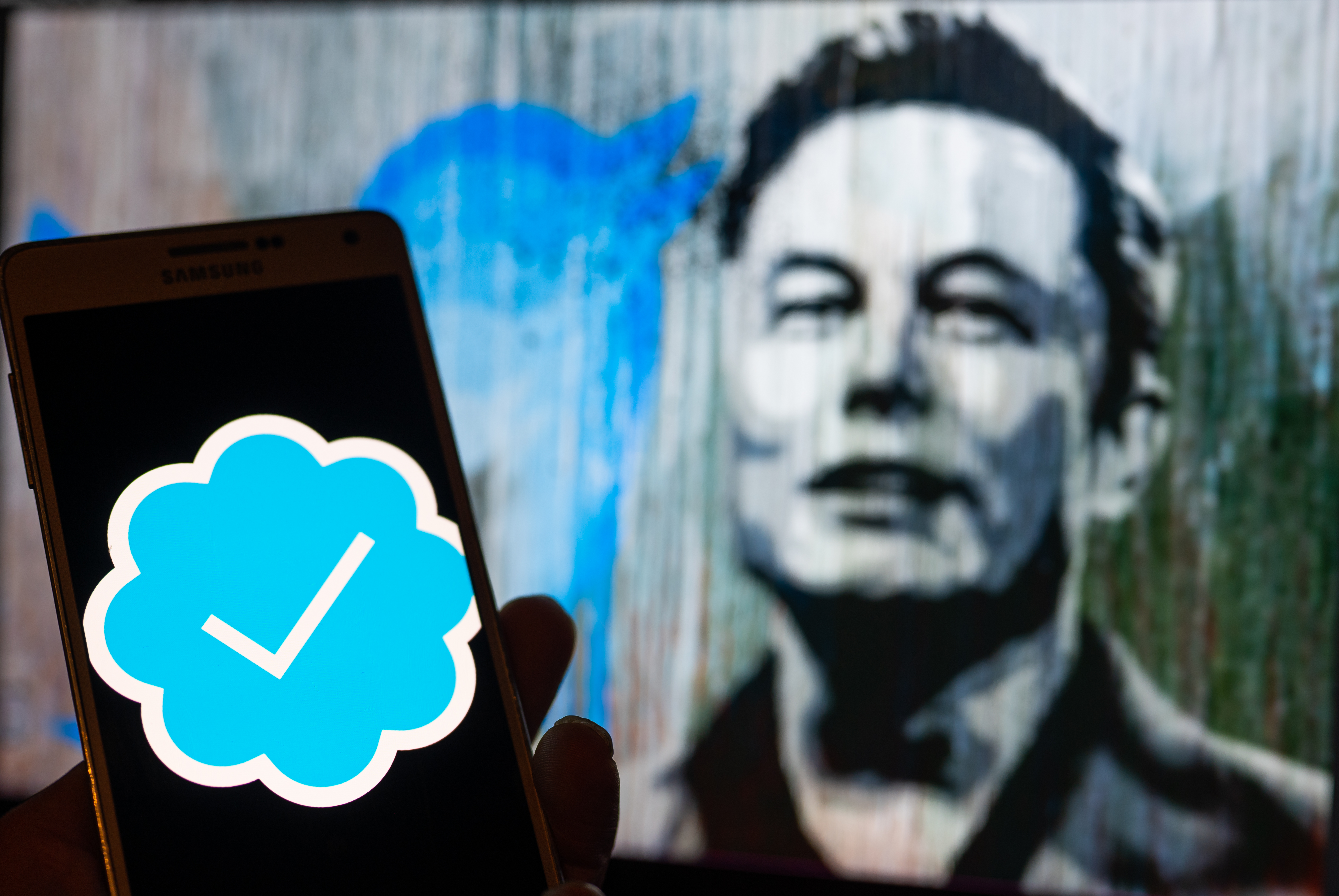 Como en otras redes sociales, Twitter tiene un chulo de verificación azul para las cuentas. Sin embargo, esta insignia podría desaparecer por completo.  (Photo illustration by Jonathan Raa/NurPhoto via Getty Images)