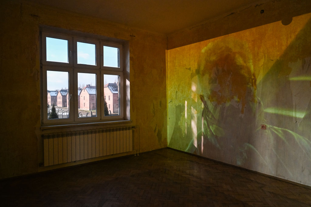 OSWIECIM, POLONIA - 26 DE ENERO: Una vista del antiguo campo de exterminio de concentración nazi alemán Auschwitz I desde una de las habitaciones de la Casa 88, la antigua residencia del comandante de Auschwitz, Rudolf Hoss, el 26 de enero de 2025 en Oswiecim, Polonia. La casa del comandante de Auschwitz durante la Segunda Guerra Mundial, Rudolf Hoss, se abre por primera vez a los visitantes. La casa fue el tema de la película "La zona de interés". (Foto de Omar Marqués/Getty Images)