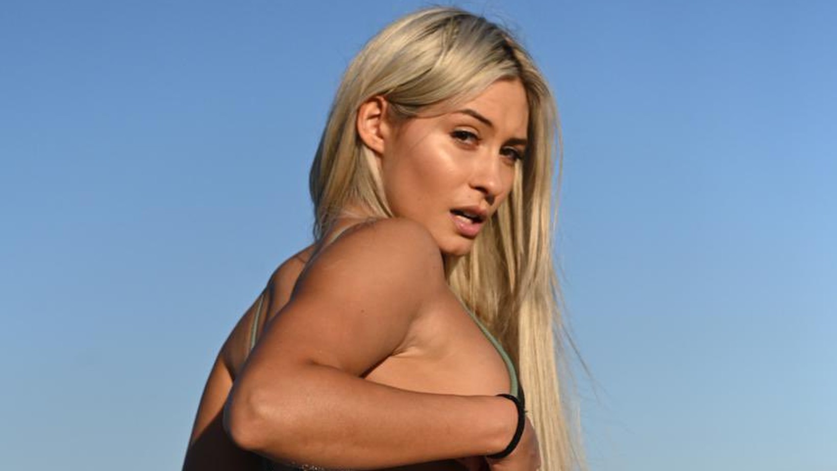 Pilar Schmitt apareció sexy en Noticias Caracol con atrevido escote