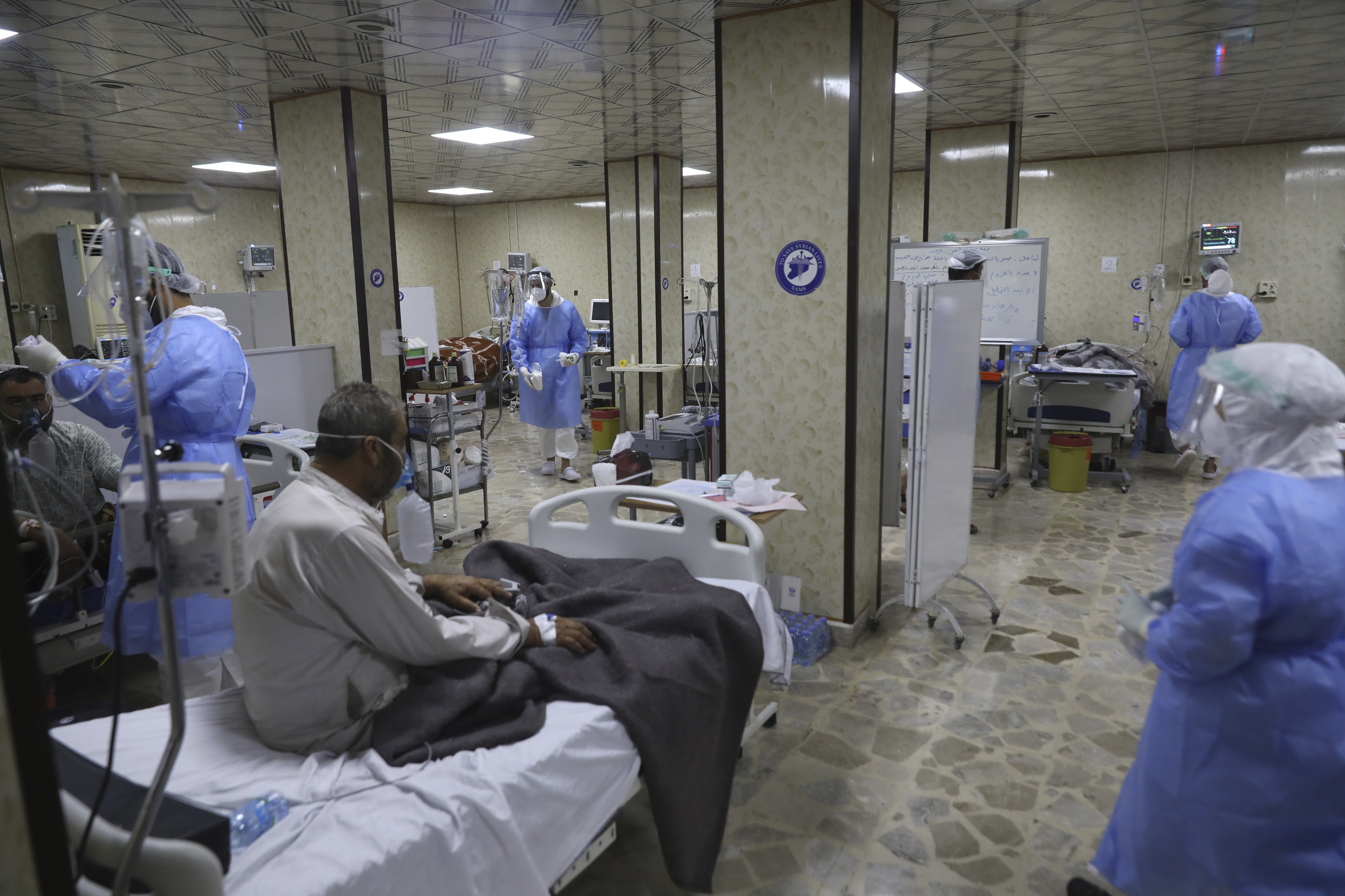 Personal de la salud atiende a pacientes con covid-19 en unidades intermedias y críticas. (AP Photo/Ghaith Alsayed)