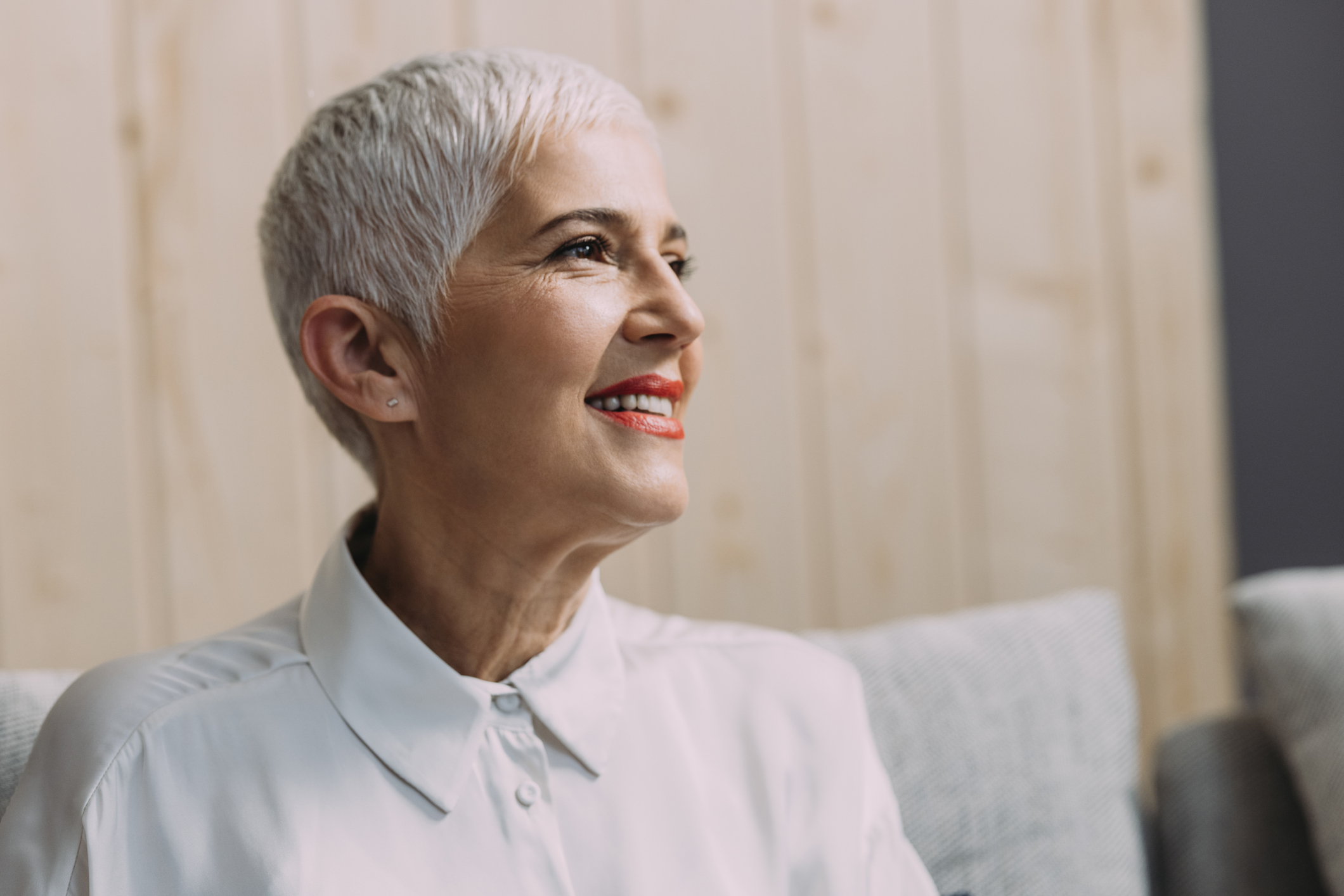 El corte de cabello es determinante para que las canas luzcan mejor y las mujeres se vean más jóvenes.