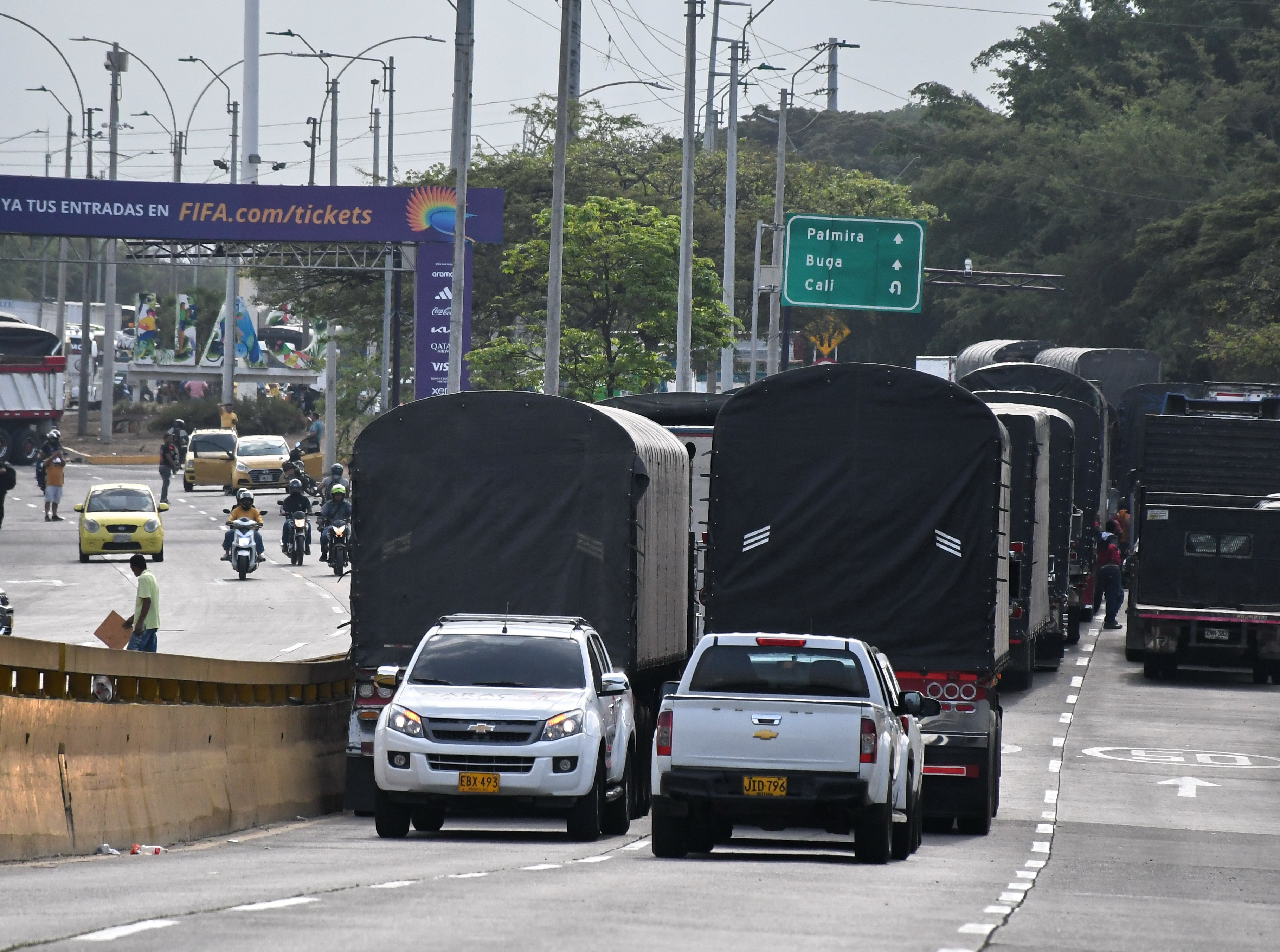 Paro camionero en los diferentes ingresos a Cali.( Puente del Comercio, Juanchito y Céncar.)fotos José Guzmán)