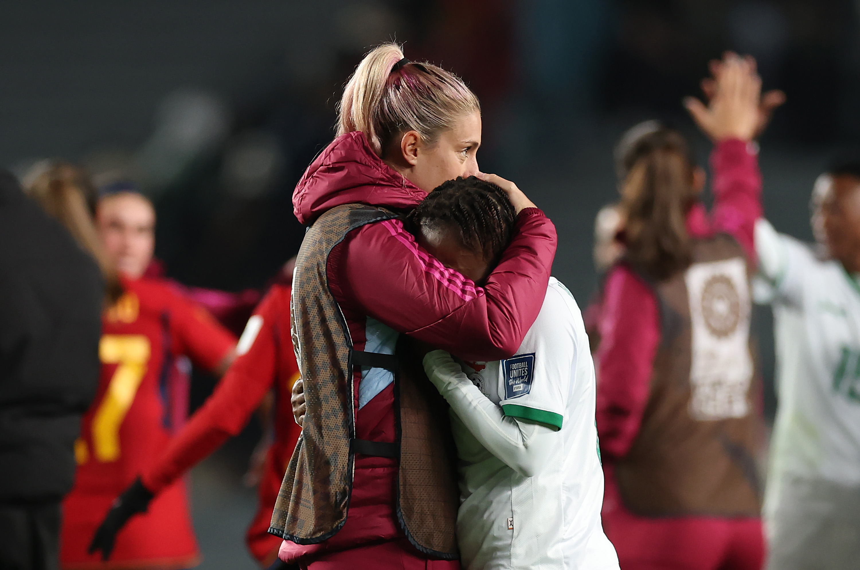 Mary Wilombe de Zambia, es consolada por Alexia Putellas de España (Photo by Phil Walter/Getty Images)