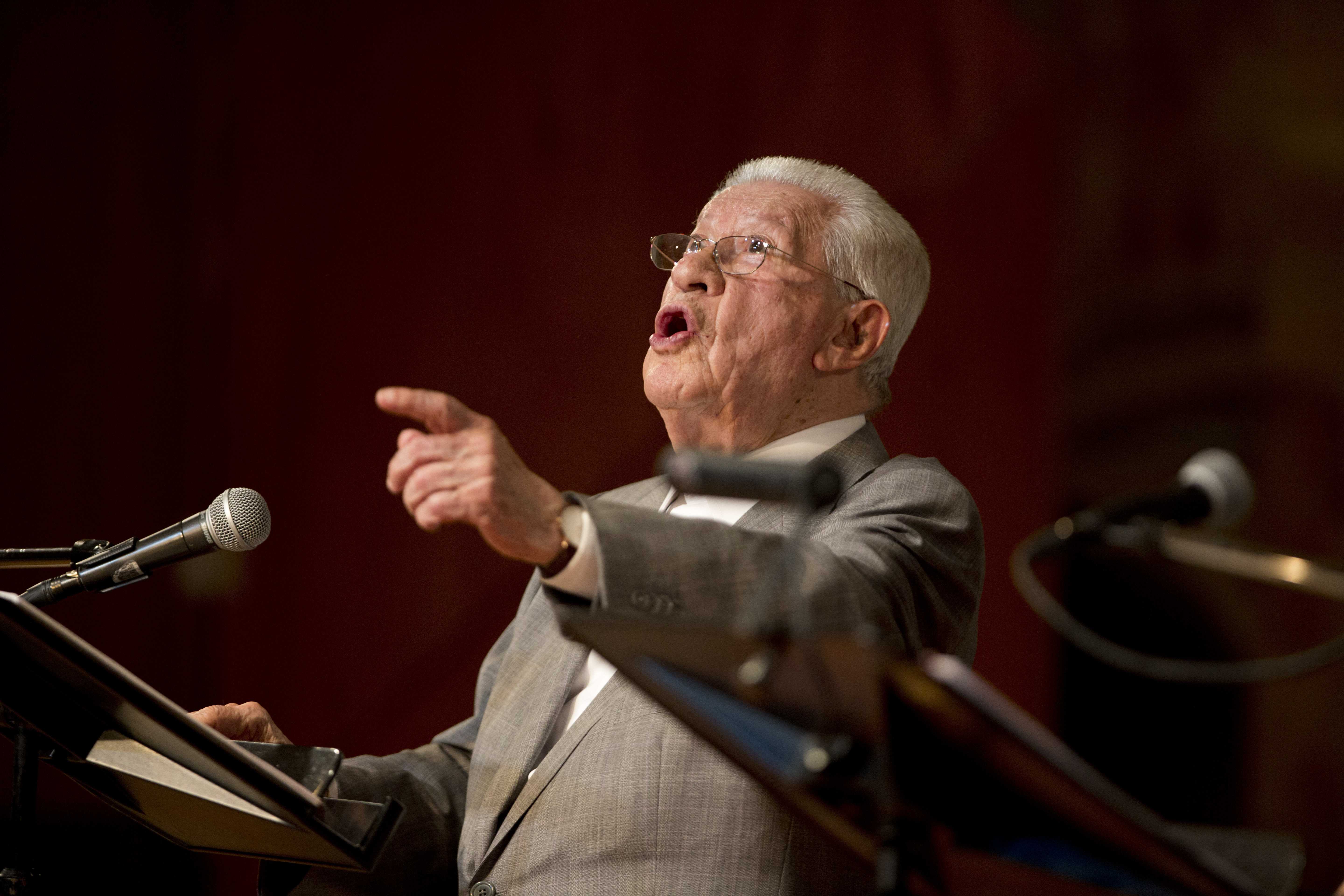 El actor mexicano Ignacio López Tarso lee "Cien años de soledad" del premio Nobel de Lliteratura Gabriel García Márquez en el Palacio de Bellas Artes de la Ciudad de México el 26 de marzo de 2017. López Tarso falleció el 11 de marzo de 2023 a los 98 años, informaron los familiares del actor y la Secretaría de Cultura de México. (Foto AP / Eduardo Verdugo, archivo)