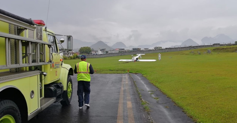 Imagen de la avioneta en la zona de verde.