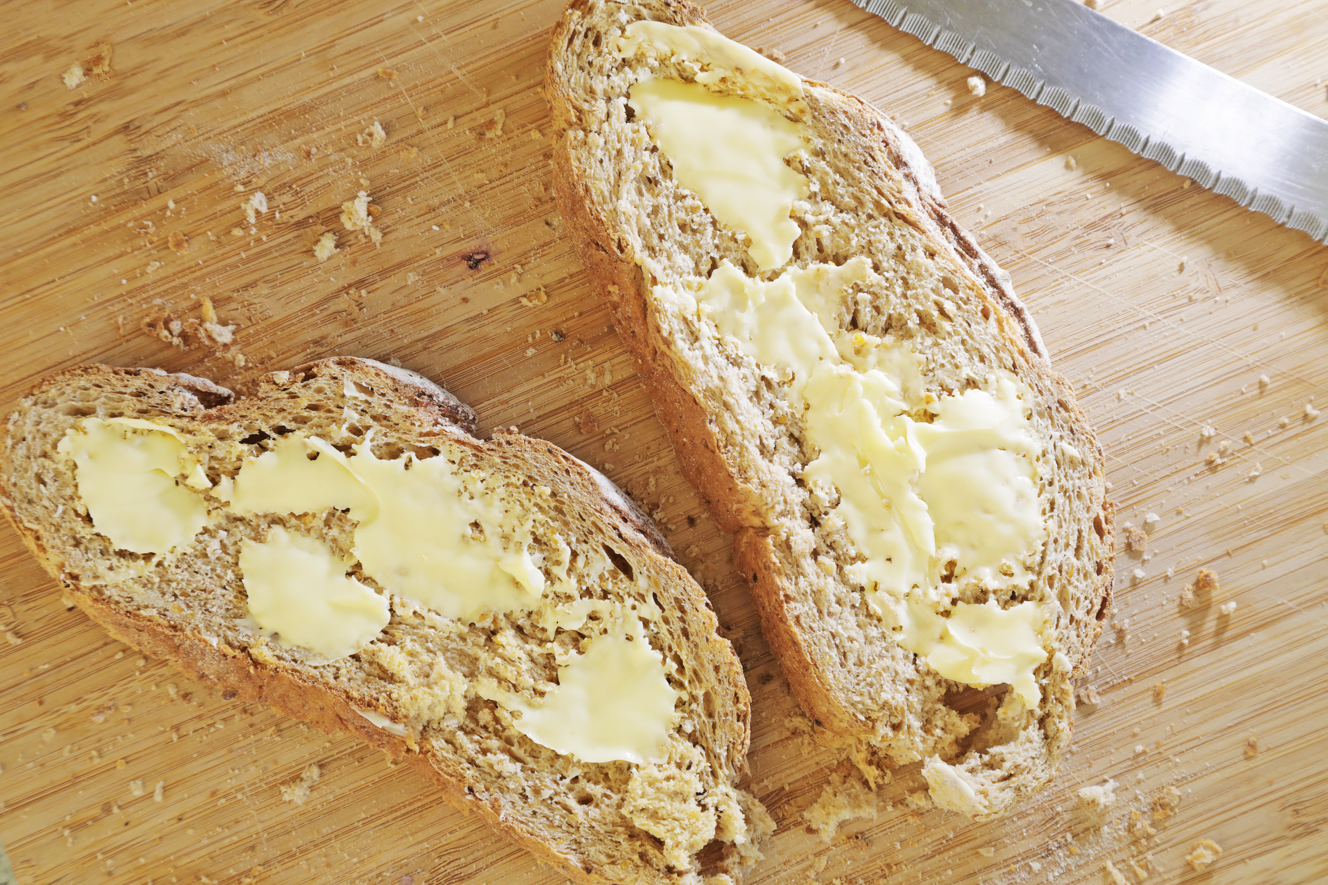 El pan está compuesto de hidratos de carbono.