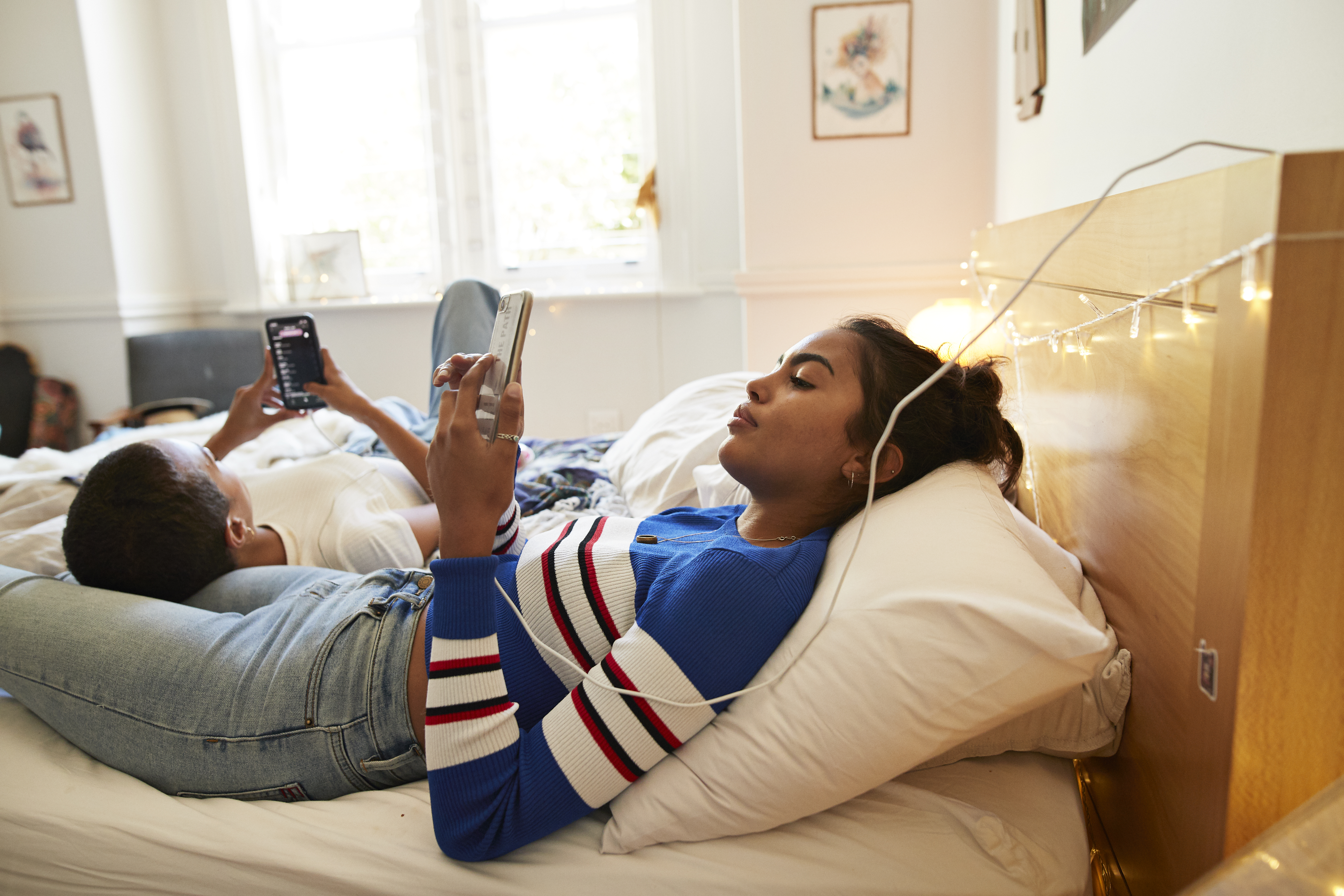 Por qué no debe cargar el teléfono en la habitación