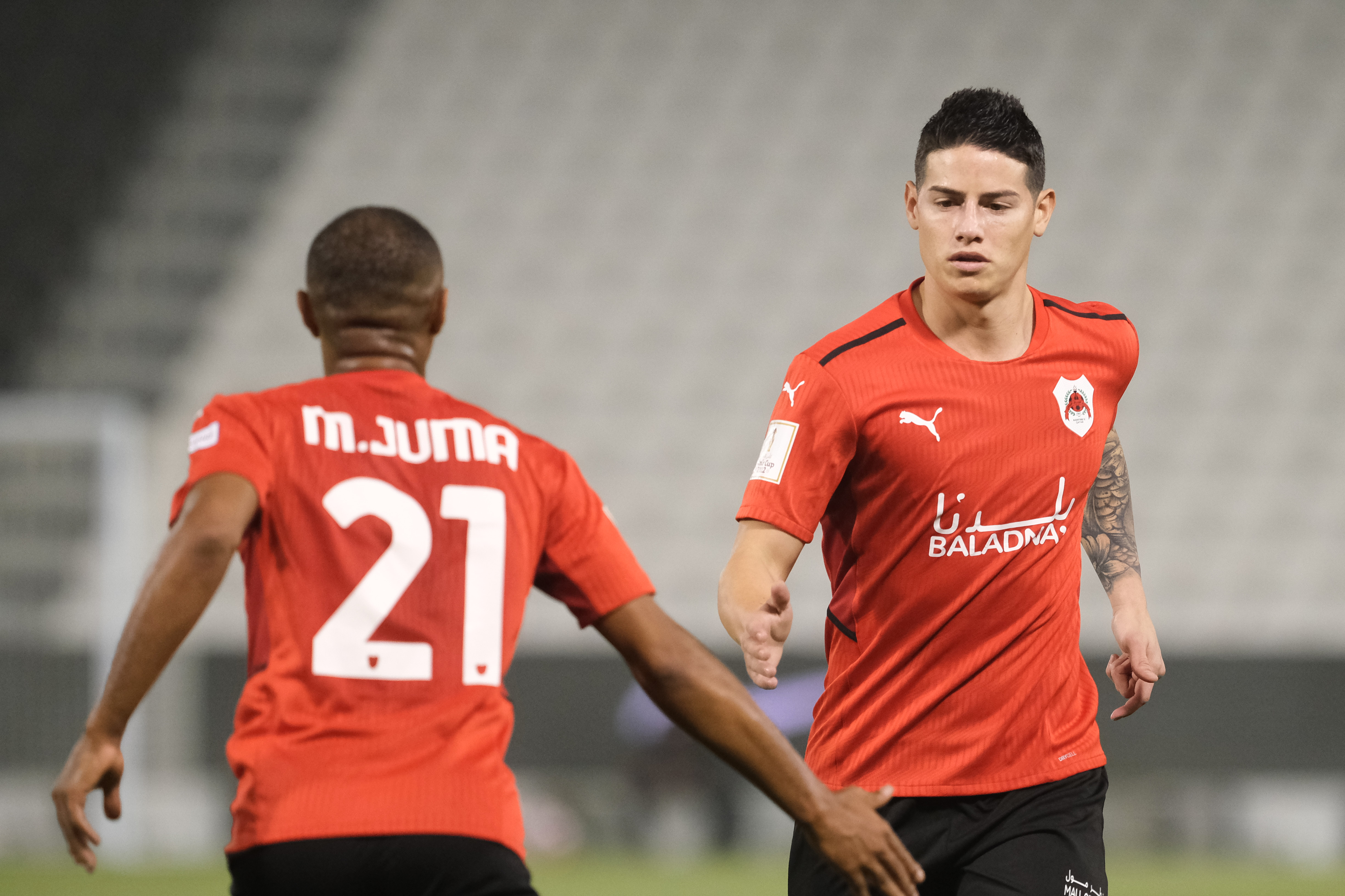 James Rodríguez (10) de Al Rayyan y su compañero de equipo Mohammad Jumaa Mubarak Al Alawi (21) durante los cuartos de final de la Copa Amir entre Al Rayyan y Al Wakrah en el Estadio Jassim Bin Hamad en Doha, Qatar, el 5 de marzo de 2022. (Photo by Simon Holmes/NurPhoto via Getty Images)