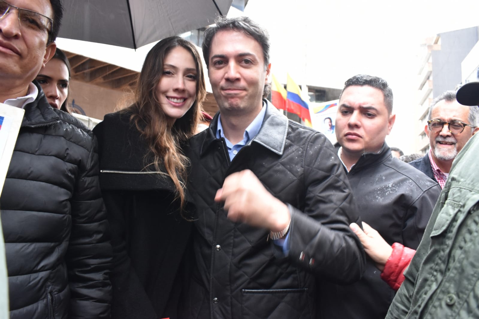 Daniel Quintero con su esposa Diana Osorio llegan a la procuraduria