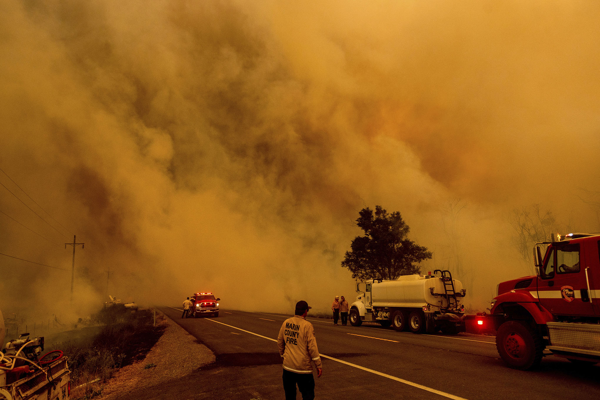 Un hombre apaga llamas cuando el fuego de Dixie se quema al sur de Janesville en el condado de Lassen, California, el martes, 17 de agosto, 2021. Fuego crítico Athe Dixie Fire Burns a través de la autopista 395 al sur de Janesville en el condado de Lassen, California, el martes, 17 de agosto, 2021. El clima de fuego crítico en toda la región ha extendido múltiples incendios forestales en el norte de California. (AP Photo / Noah Berger) En toda la región ha extendido múltiples incendios forestales en el norte de California. Foto de AP / Noah Berger