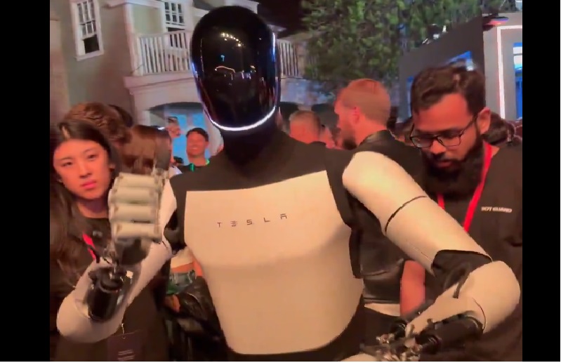 El magnate mostró los nuevos desarrollos que le esperan los próximos años a Tesla con taxis, van y robots totalmente autómatas. Foto: Redes Sociales