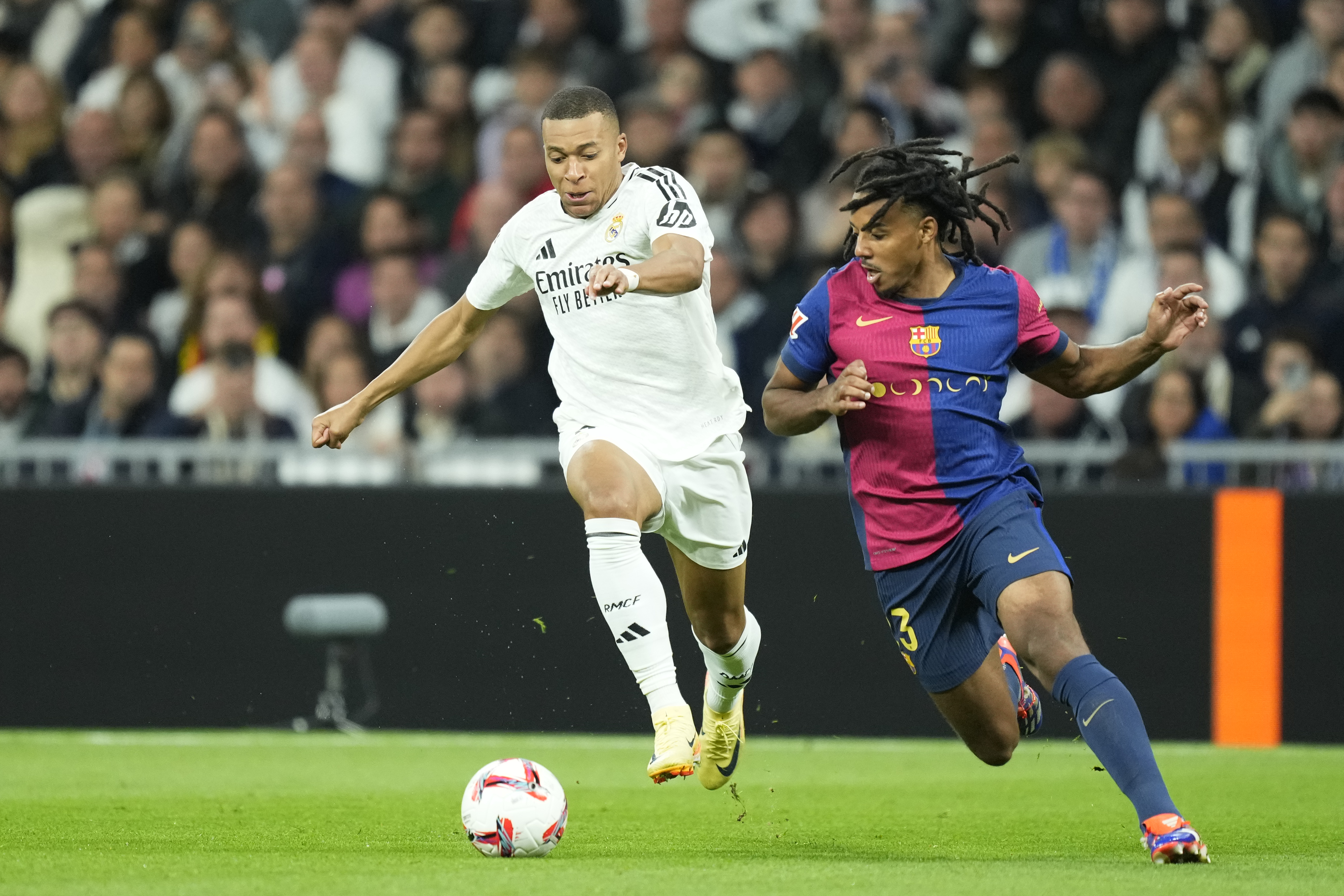 Kylian Mbappé disputa un balón con Jules Koundé en un clásico entre Real Madrid y Barcelona