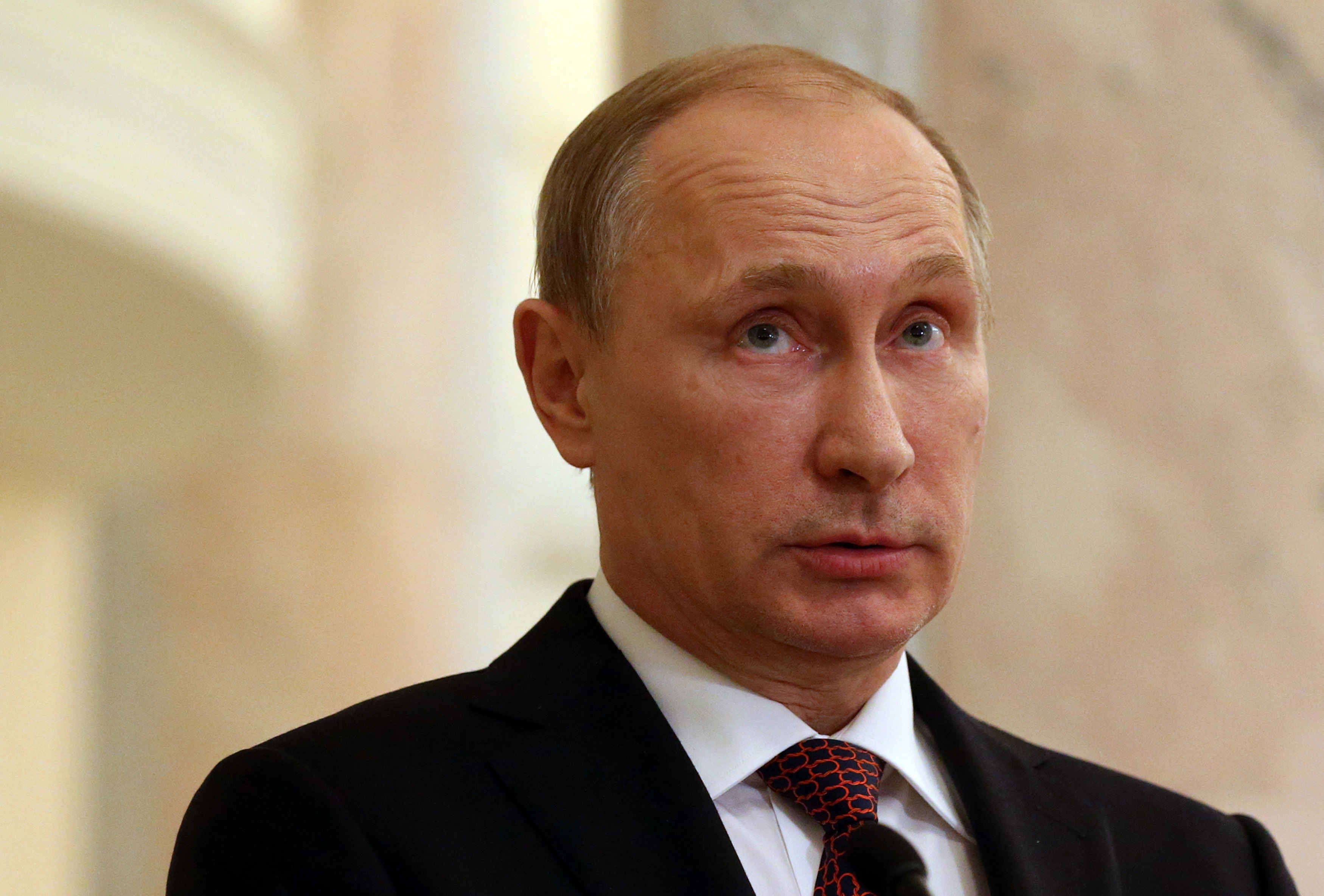 MINSK, BIELORRUSIA - 12 DE FEBRERO: El presidente ruso, Vladimir Putin, habla durante una conferencia de prensa después de las conversaciones de paz sobre la crisis en Ucrania el 12 de febrero de 2015 en Minsk, Bielorrusia. Se ha informado que el presidente ruso Vladimir Putin acordó un alto el fuego con el presidente ucraniano Petro Poroshenko, la canciller alemana Angela Merkel y el presidente francés Francois Hollande. (Foto de Sasha Mordovets/Getty Images)