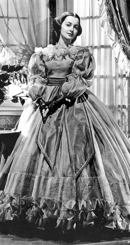 El símbolo de la bondad. A lo largo de su carrera, Olivia de Havilland se ubicó en el polo opuesto de las mujeres fatales. En Lo que el viento se llevó, en el papel de Melanie (foto) representa la bondad y se ubica en el polo opuesto de Scarlett O’Hara (Vivien Leigh), arquetipo de la mujer rebelde.
