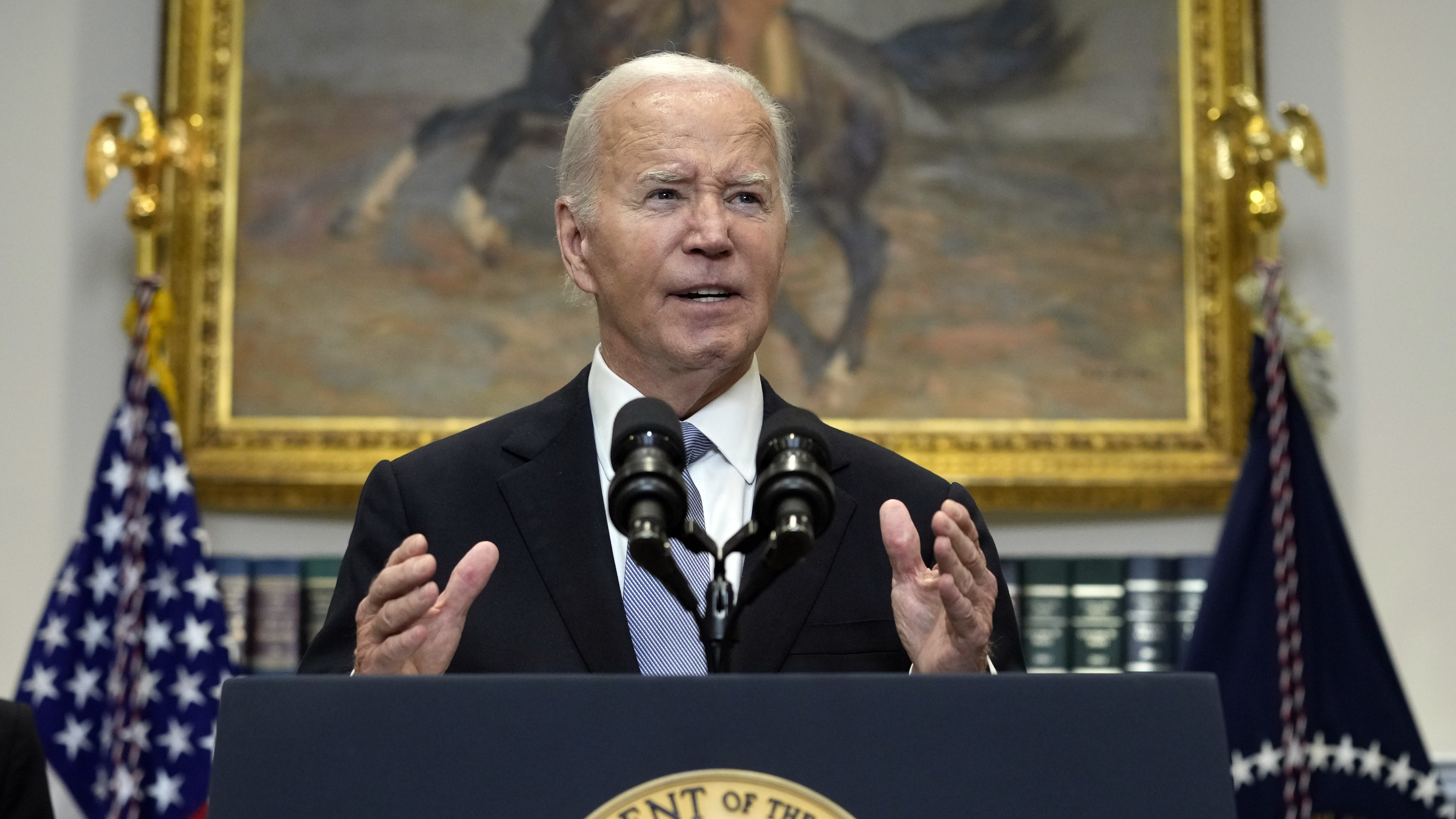 El presidente Joe Biden habla desde la Sala Roosevelt de la Casa Blanca en Washington, el domingo 14 de julio de 2024, sobre el aparente intento de asesinato del expresidente Donald Trump en un mitin de campaña en Pensilvania. (Foto AP/Susan Walsh)