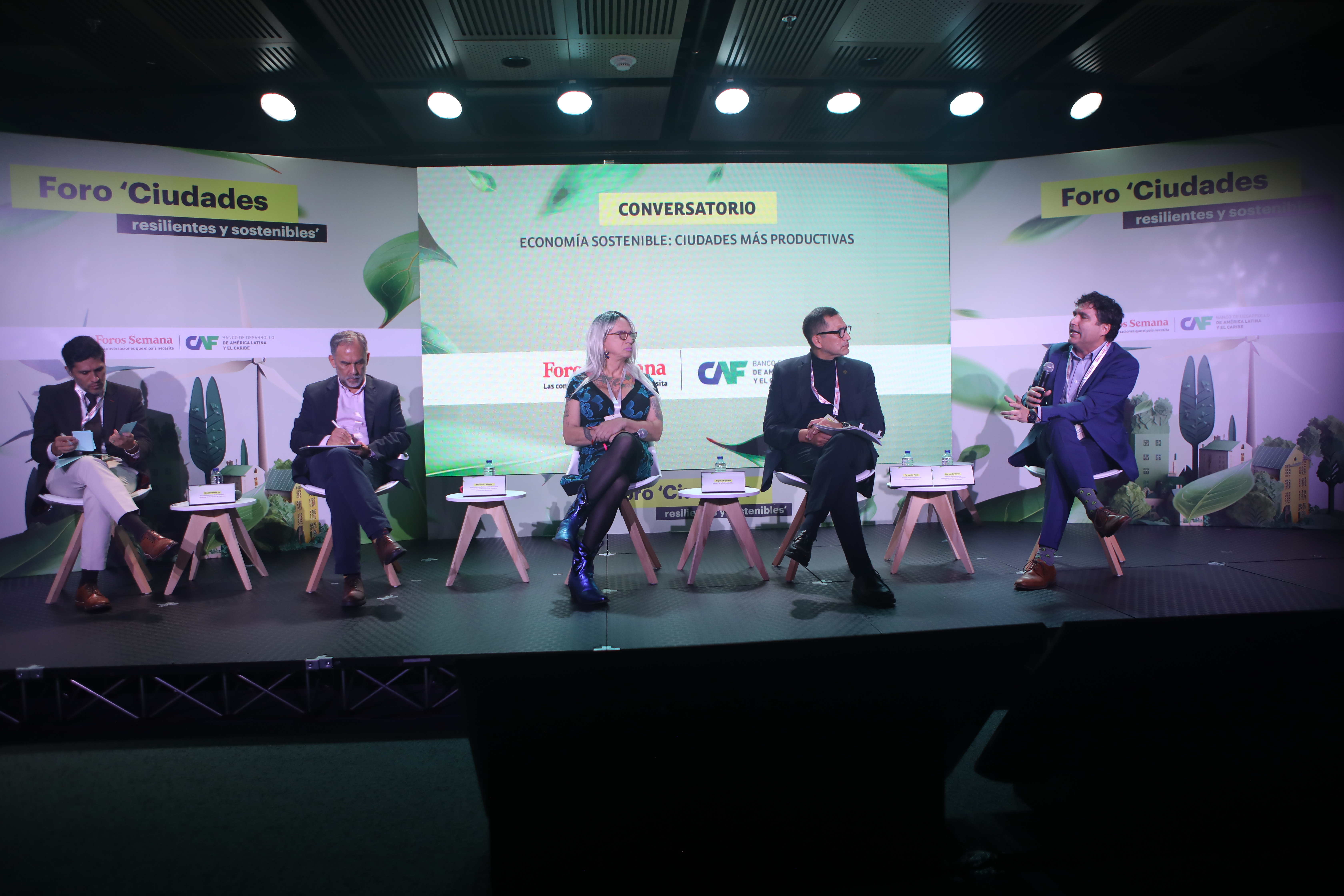 Nicolás Galarza, ex-viceministro de Ordenamiento Ambiental del Territorio en Colombia; Mauricio Cabrera, viceministro de Políticas y Normalización Ambiental del Ministerio de Ambiente y Desarrollo Sostenible; Brigitte Baptiste, rectora de la Universidad Ean; Fernando Páez, director del World Resources Institute en Colombia; y Hernando García, director del Instituto de Investigación de Recursos Biológicos Alexander Von Humboldt.