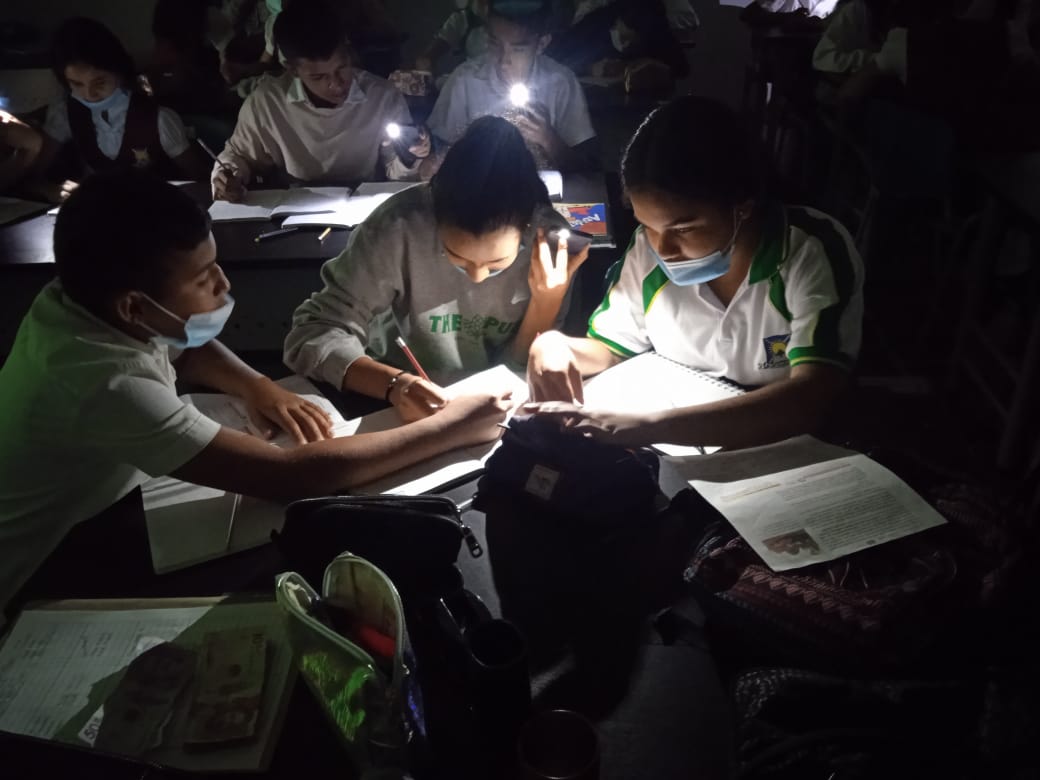 Estudiantes de Teorama, Norte de Santander, se alumbraban con linternas para recibir clases.