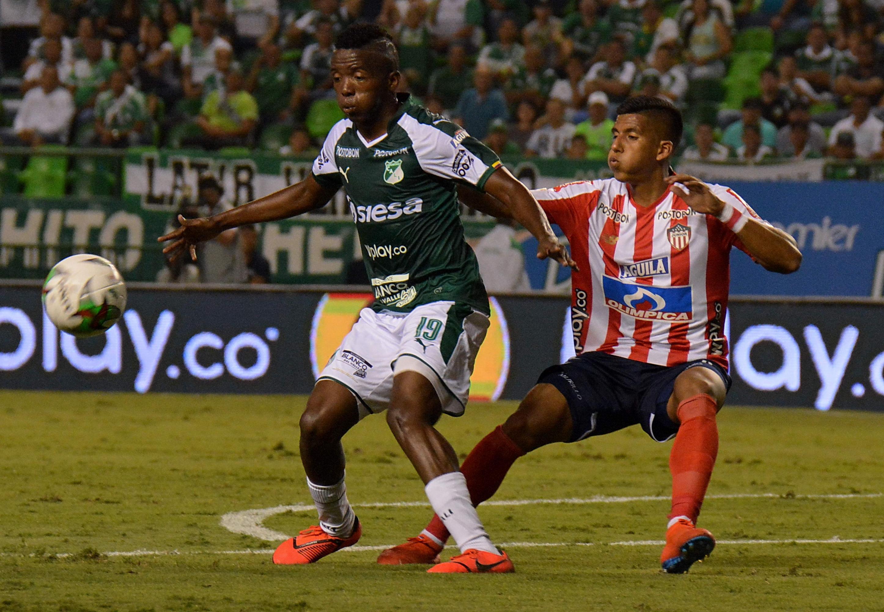 Yeison Tolosa, del Deportivo Cali, durante una acción del encuentro ante Junior por la fecha 16 de la Liga Águila.