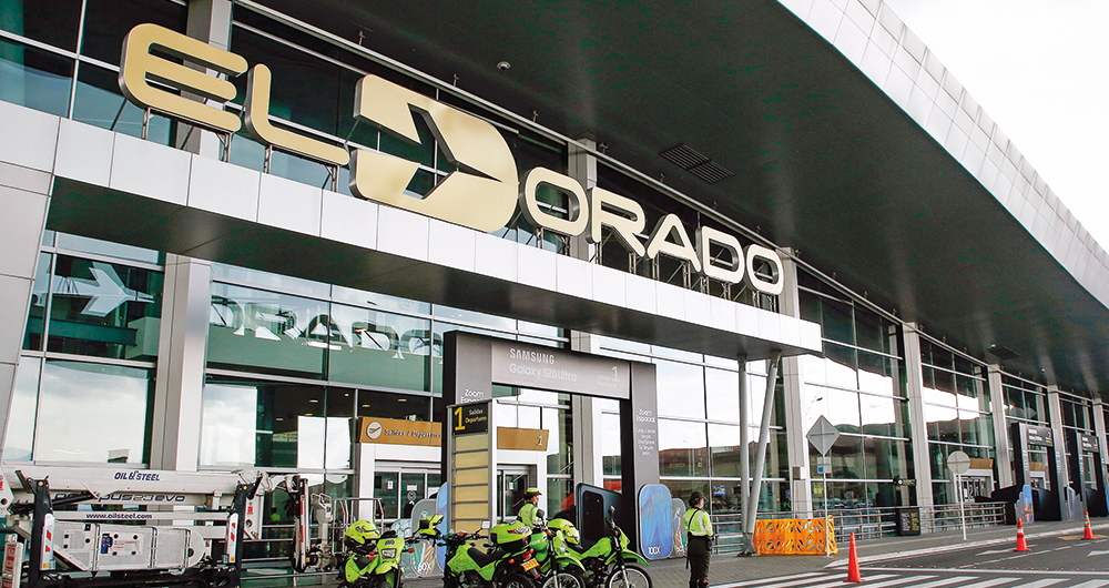     La torre de control del aeropuerto El Dorado tiene fallas en su estructura que han provocado incidentes para los trabajadores administrativos y operadores aéreos, quienes temen por su integridad.