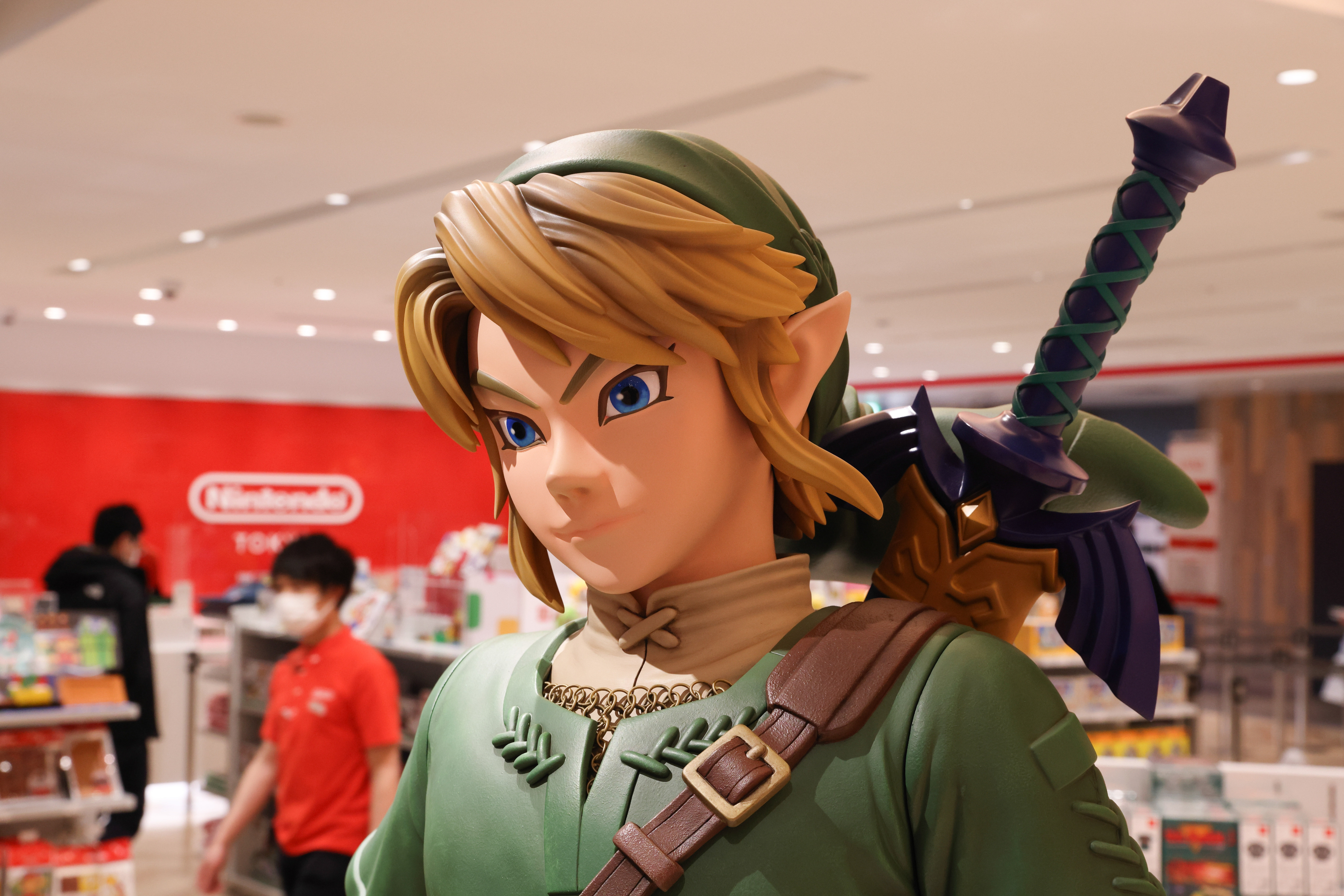 Figura de enlace de Legend of Zelda con el personal de la tienda dentro de la tienda Nintendo Tokyo en Shibuya. (Photo by Stanislav Kogiku/SOPA Images/LightRocket via Getty Images)