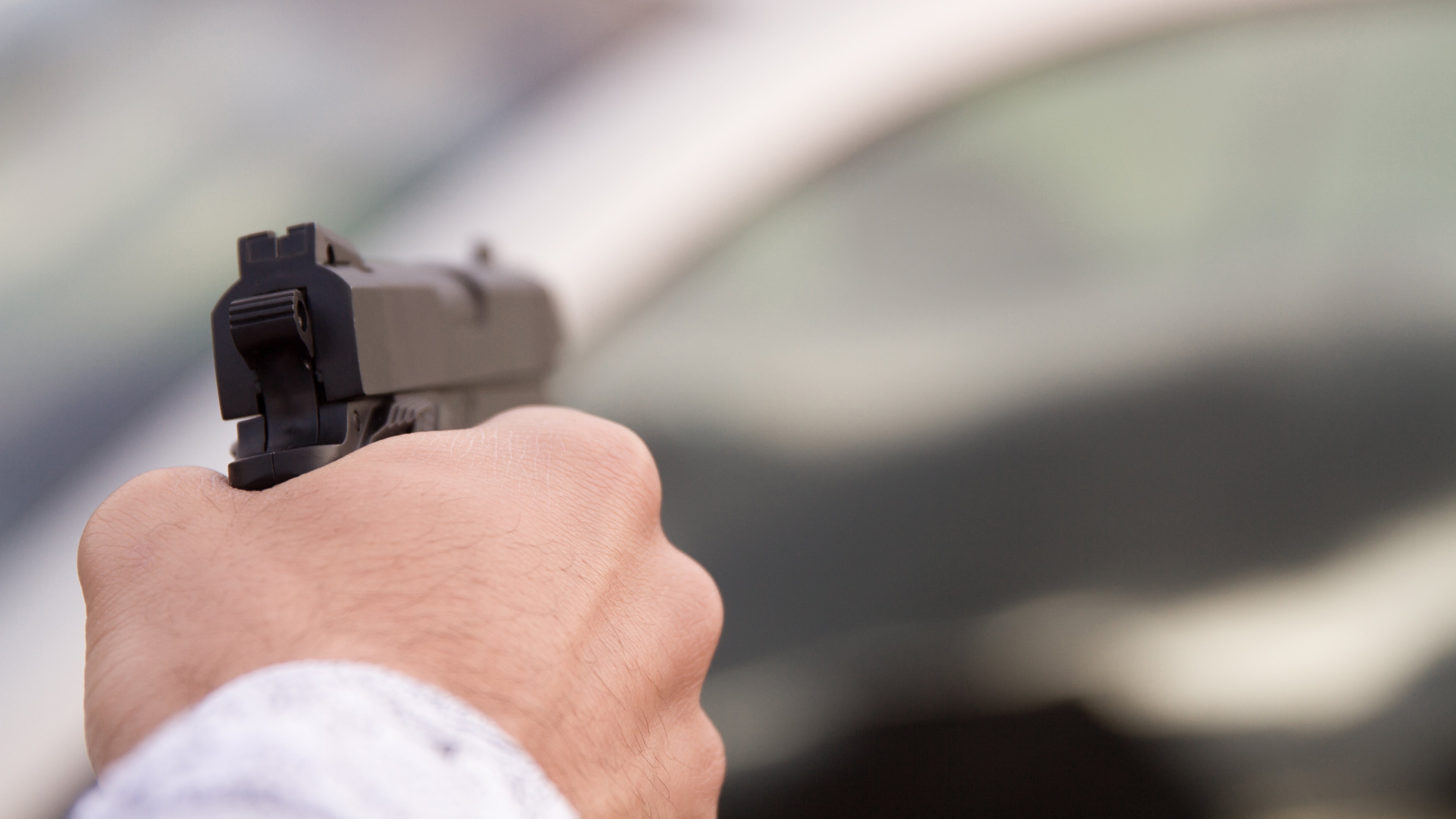 Una mano sosteniendo un arma robo atraco