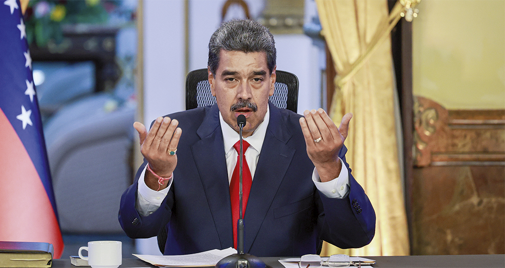 La salida de González le da aire a Maduro en medio de grandes presiones en su contra.