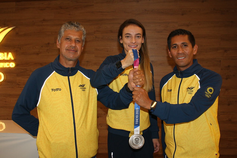 Marcelino Pastrana, Luis Fernando López y Lorena Arenas después de ganar medalla de plata en los 20 kilómetros marcha en Tokio 2020.