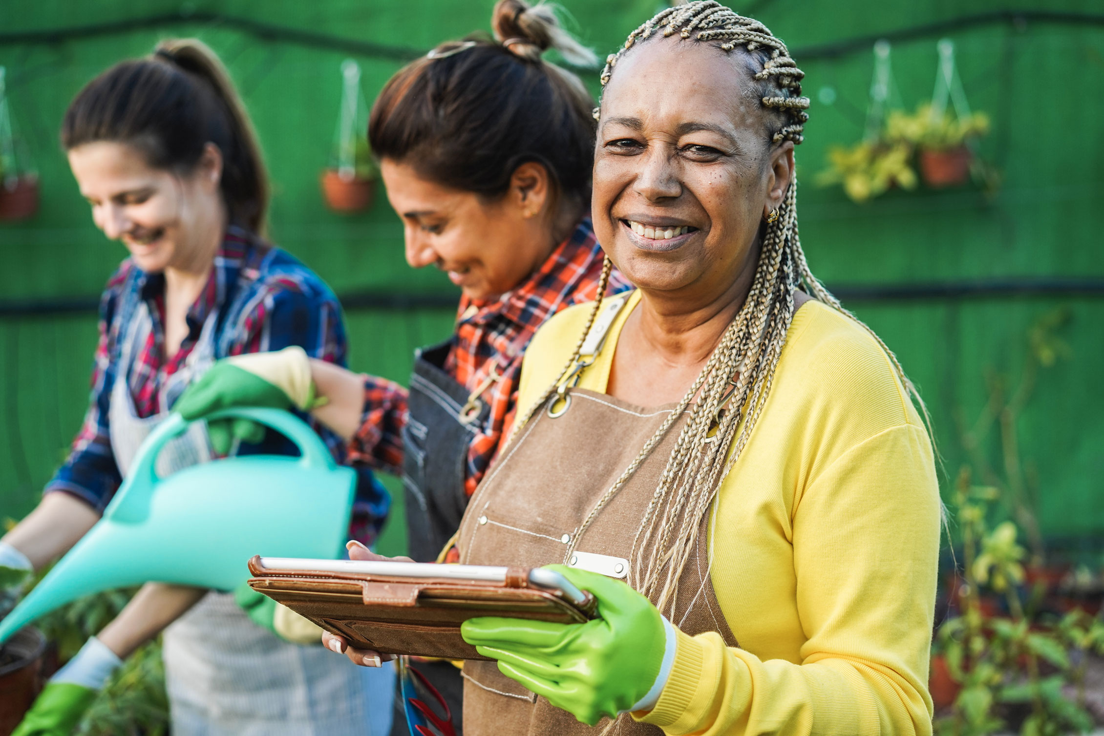 Las mujeres también enfrentan diversos obstáculos en otras áreas. En el sector de emprendimiento solo una de cada cinco economías exige criterios sensibles al género para los procesos de contratación pública, lo que significa que las mujeres quedan en gran medida excluidas de una oportunidad económica de 10 billones de dólares al año, según el Banco Mundial.