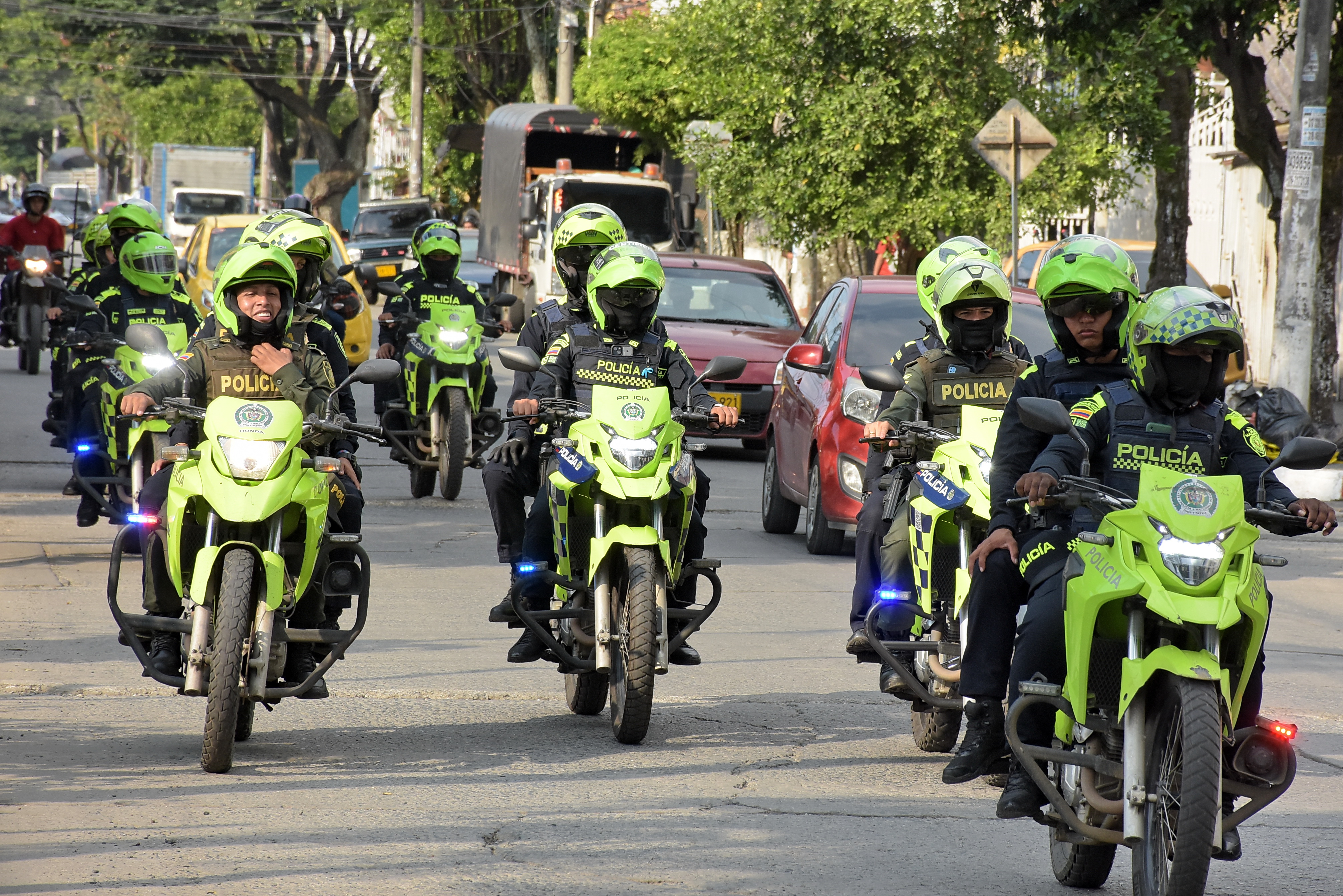 Tras el anuncio del Alcalde Alejandro Eder de que la Policia Metropolitana se tome las calles de la ciudad, se puede evidenciar la presencia de la fuerza pública con controles de vigilancia y seguridad en los barrios de cali.