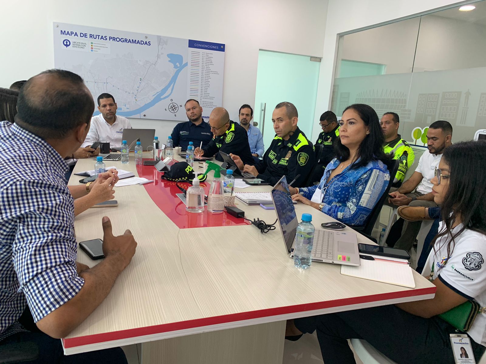 Autoridades en Barranquilla sostuvieron reunión para mejorar el sistema de transporte Transmetro afectado en las últimas semanas.