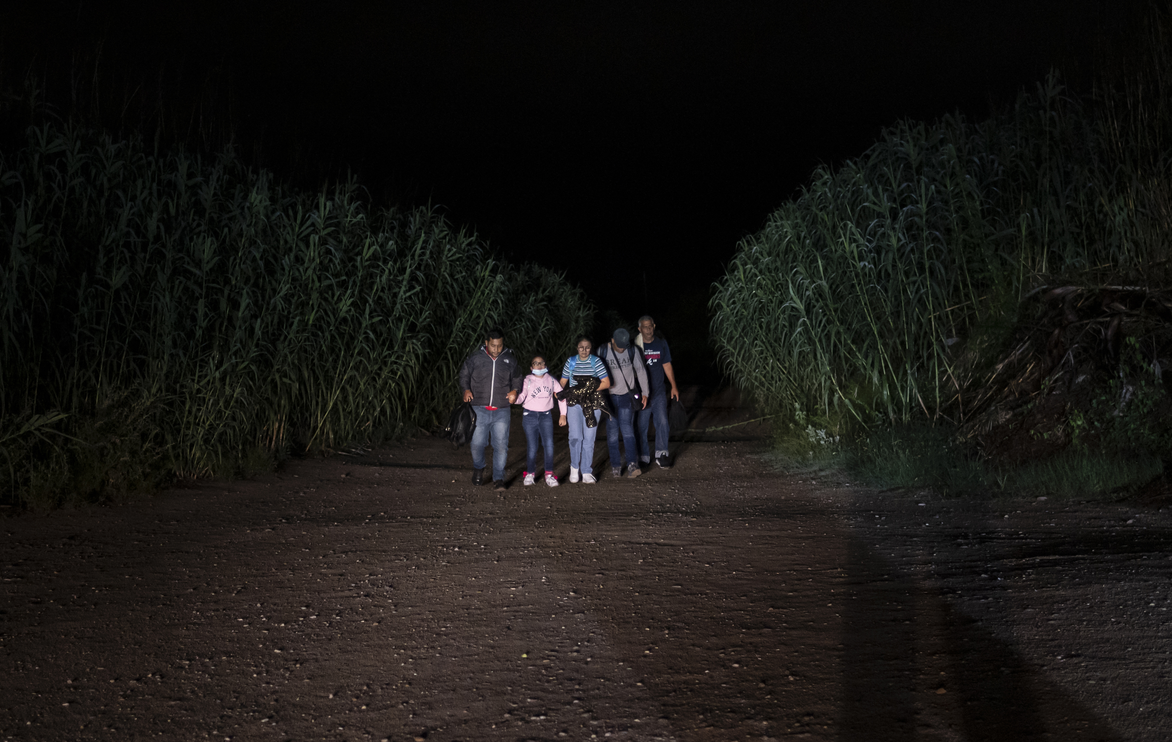 En esta foto de archivo, una familia camina hacia los policías estatales de Texas después de cruzar el Río Bravo cerca de la frontera entre México y Estados Unidos en Del Rio, Texas, el 16 de mayo de 2021. - Las autoridades estadounidenses están preparadas para reunir a 29 familias migrantes separadas bajo la "política de tolerancia cero" de la administración Trump, pero cientos de niños aún permanecen separados de sus padres, dijeron las autoridades el 8 de junio de 2021. "El Departamento de Seguridad Nacional está comprometido con la búsqueda incesante de reunificar a las familias que fueron cruelmente separadas por administración ", dijo el secretario de Seguridad Nacional, Alejandro Mayorkas, en un comunicado. (Foto de Sergio Flores / AFP)