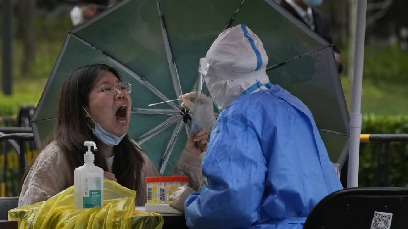 Autoridades de China trabajan para aplicar la política de "cero covid" en el país. Foto: AP/ Ng Han Guan.