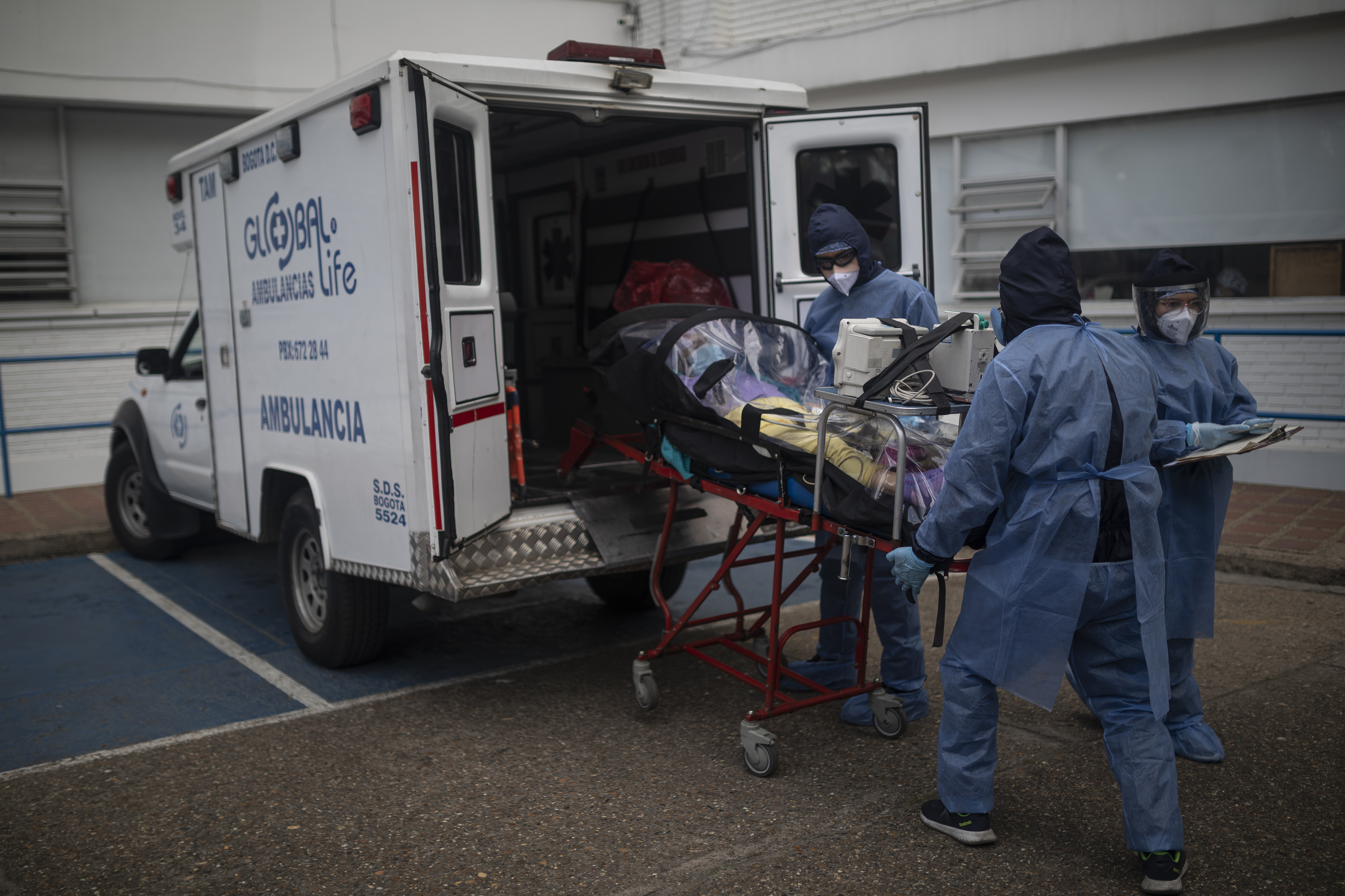 PERSONAL MEDICO REALIZANDO EL TRASLADO DE UN PACIENTE CON COVID 19 A LA CIUDAD DE BOGOTA DESDE EL HOSPITAL SAN RAFAEL DE FUSAGASUGÁHOSPITAL SAN RAFAEL DE FUSAGASUGÁCOVID 19FUSAGASUGÁ  CUNDINAMARCA05 DE FEBRERO 2021FOTO: ESTEBAN VEGA LA-ROTTAREVISTA SEMANA