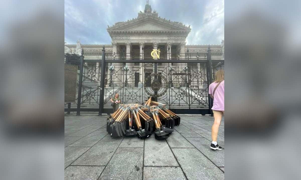 Influencer invitas a políticos de Argentina a trabajar y les regala una pala.