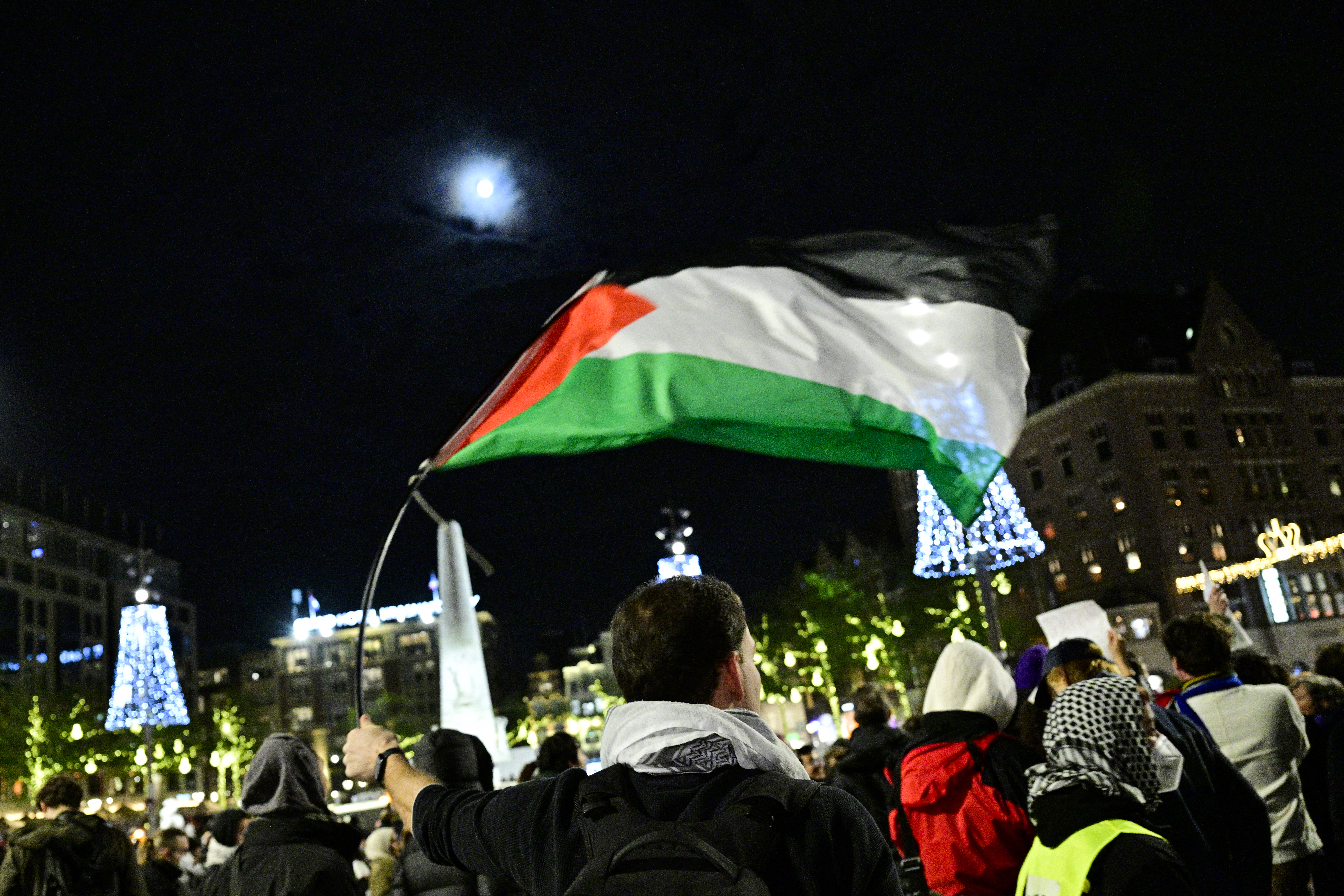 Un manifestante ondea una bandera palestina durante una manifestación pro-palestina no autorizada en la Plaza Dam de Ámsterdam el 13 de noviembre de 2024. Los parlamentarios holandeses se enfrentaron el 13 de noviembre de 2024 en un acalorado debate para discutir los ataques a los aficionados israelíes después de un partido de fútbol la semana pasada. , con algunos legisladores señalando con el dedo y otros instando a la unidad. (Foto de Nick Gammon / AFP)