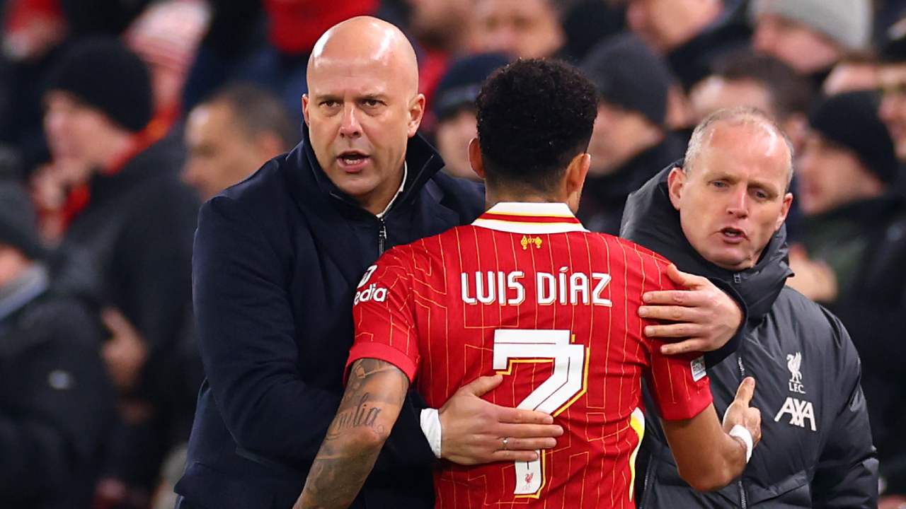 Arne Slot abrazando a Luis Díaz en Liverpool