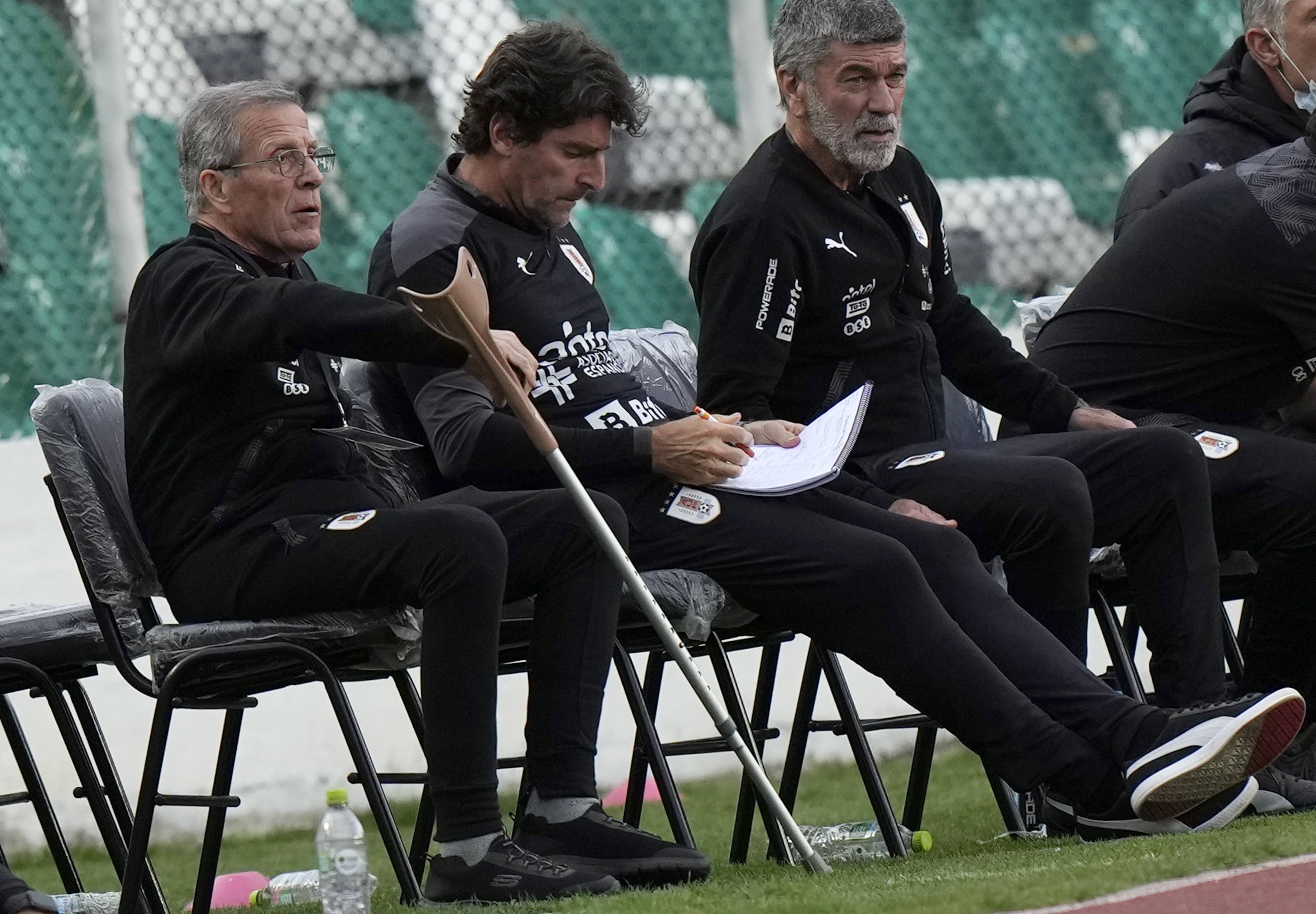 A Tabárez, con cariño: Estrellas del futbol de Uruguay se despiden del  'Maestro