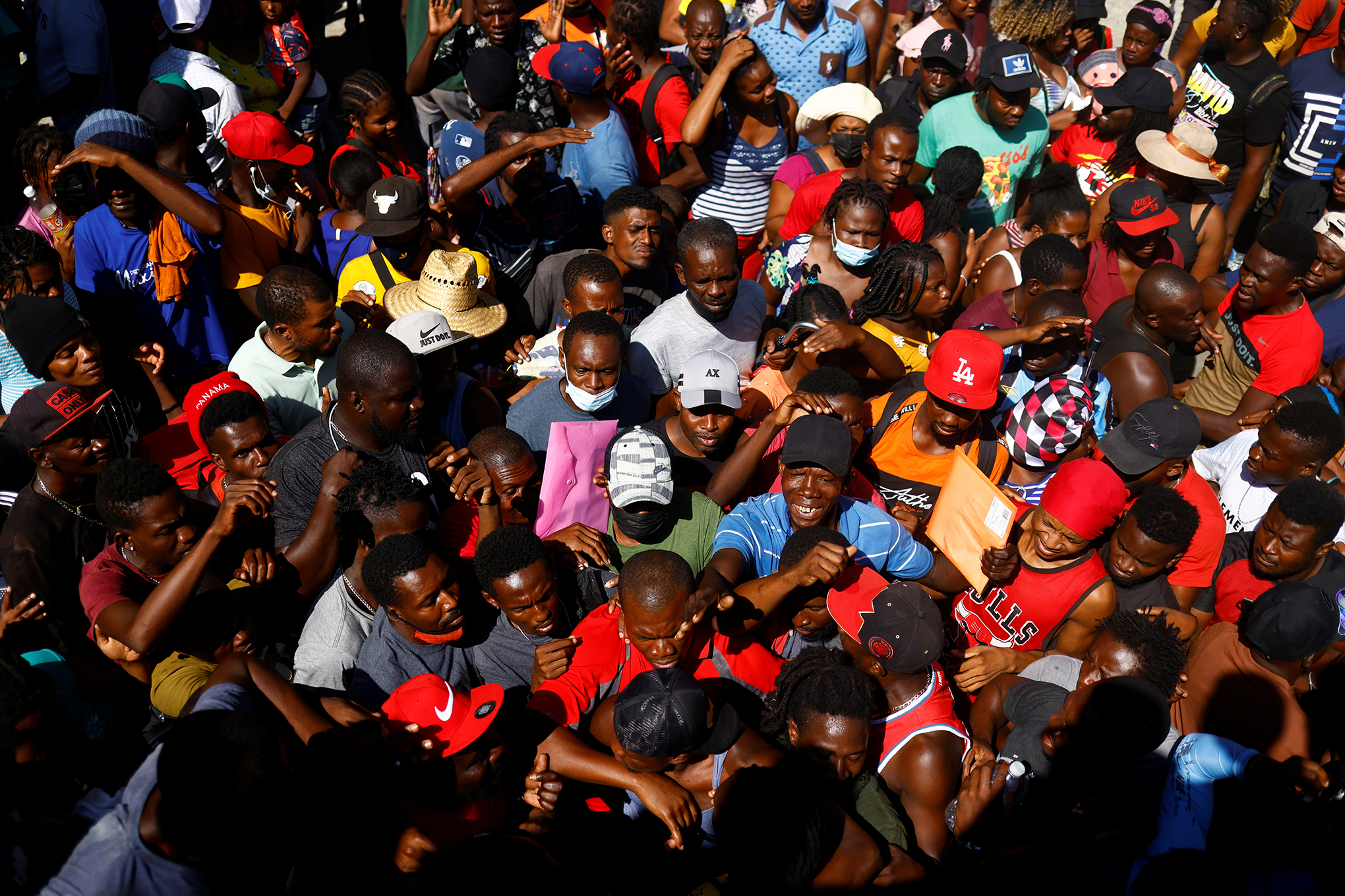 Migrantes esperan recibir ayuda del gobierno mexicano para obtener visas humanitarias para transitar territorio mexicano, en Tapachula, México, el 1 de diciembre de 2021. Foto REUTERS / Jose Luis Gonzalez