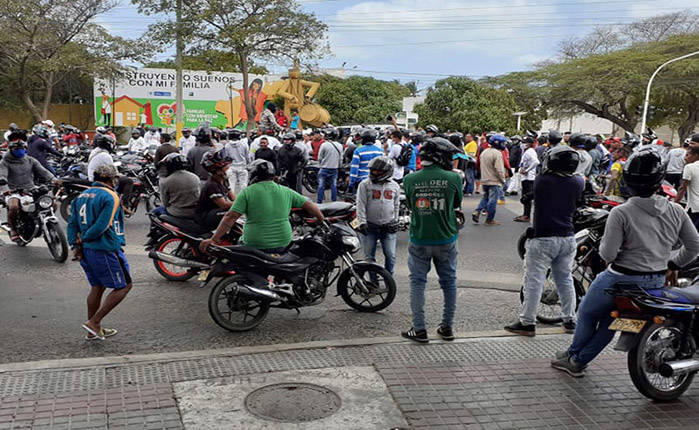 Mototaxistas bloquearon vías en Riohacha