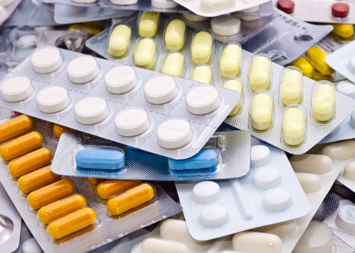 Debes decirle a tu médico si tomas otros medicamentos antes de comenzar a planificar. Los anticonceptivos pueden interactuar, entre otros, con las pastillas contra los hongos, los antidepresivos, los anticonvulsivantes y hasta algunos suplementos naturales como el St. John's Wort. Este último disminuye la efectividad de los anticonceptivos.